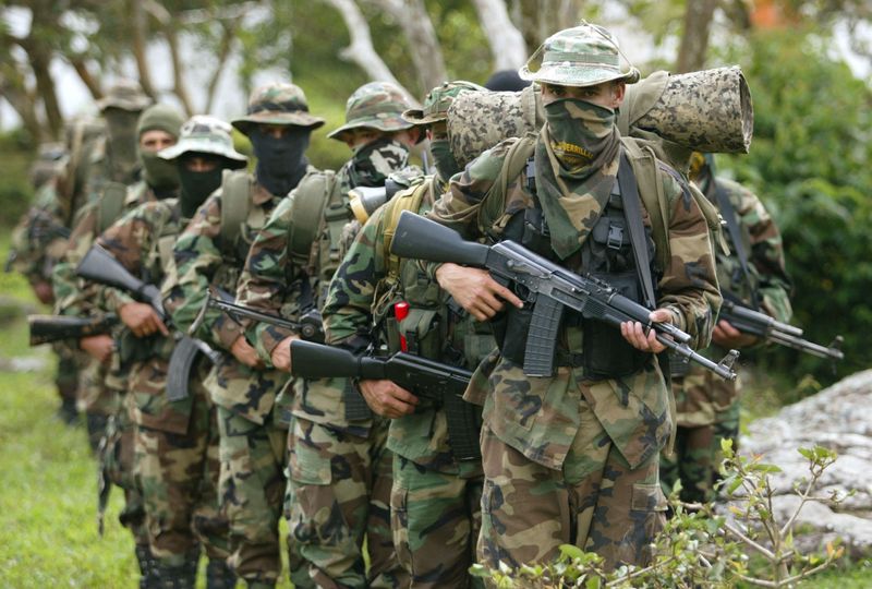 Foto de archico. Un desaparecido grupo paramilitar denominado Bloque Metro patrulla las montañas en el departamento de Antioquia, Colombia, 9 de enero, 2003. REUTERS/José Miguel Gómez