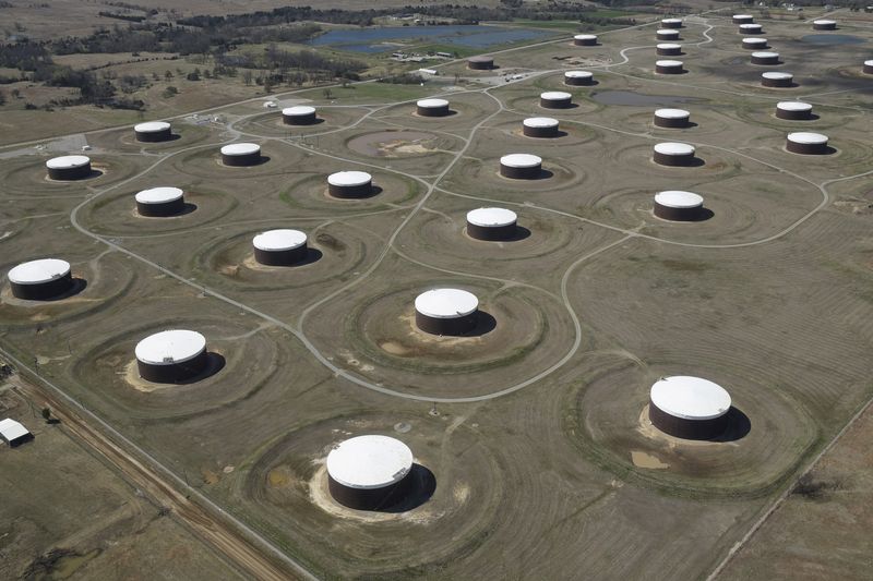 Foto de archivo. Tanques de almacenamiento de petróleo en esta vista aérea del centro de distribución de Cushing en Oklahoma, EEUU. 24 de marzo de 2016. REUTERS/Nick Oxford