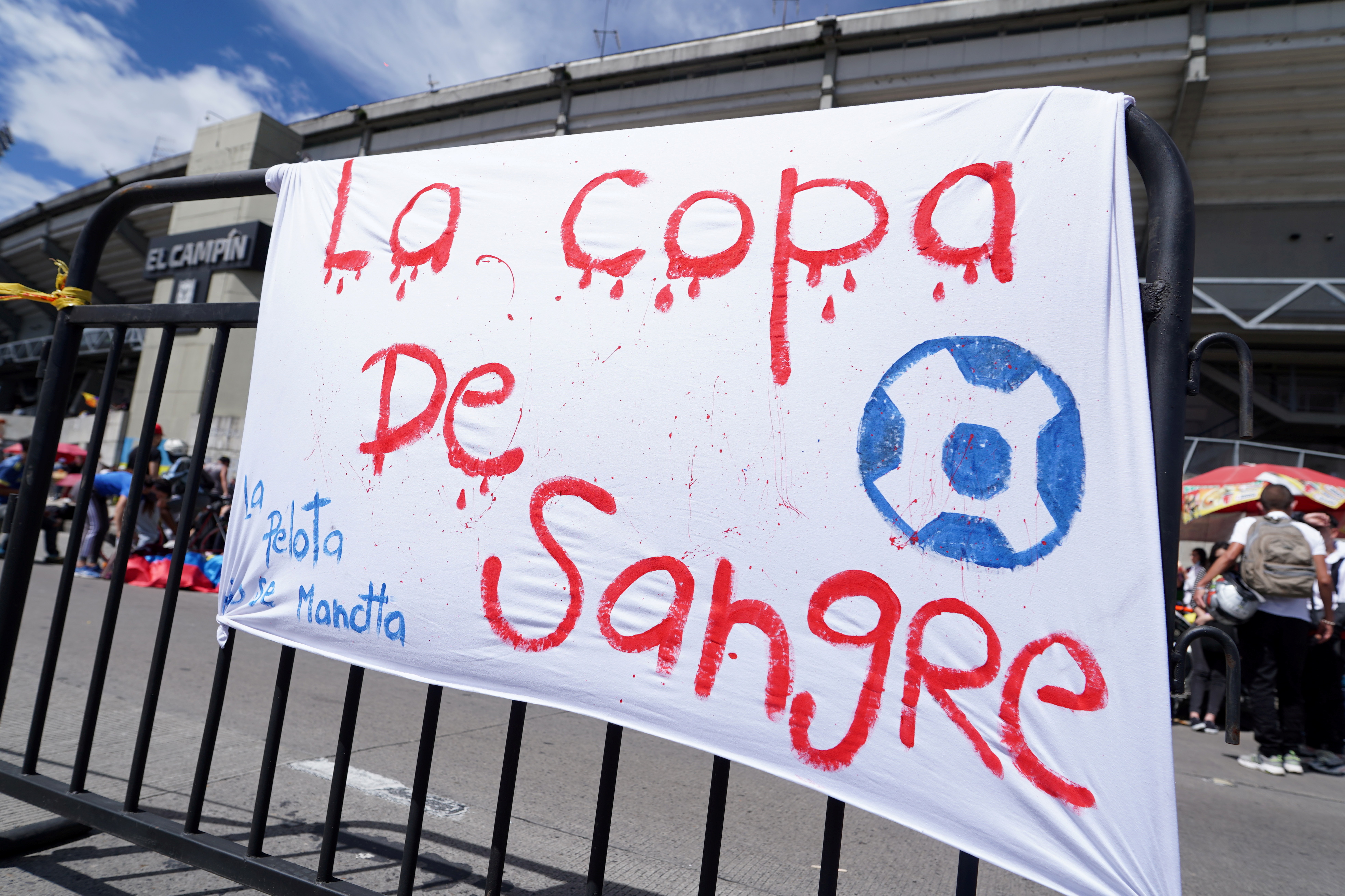 "La Copa de la Sangre", el lema de una bandera en una protesta de activistas contra la Copa América en Colombia en las puertas del estadio El Campín de Bogotá (REUTERS/Nathalia Angarita)