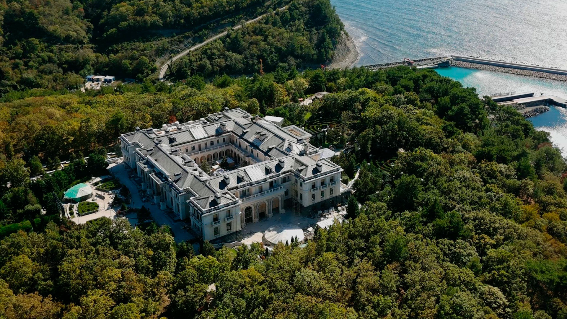 El fastuoso palacio, construido sobre el Mar Negro, que el disidente Navalny asegura fue construido para Vladimir Putin por "sus amigos".