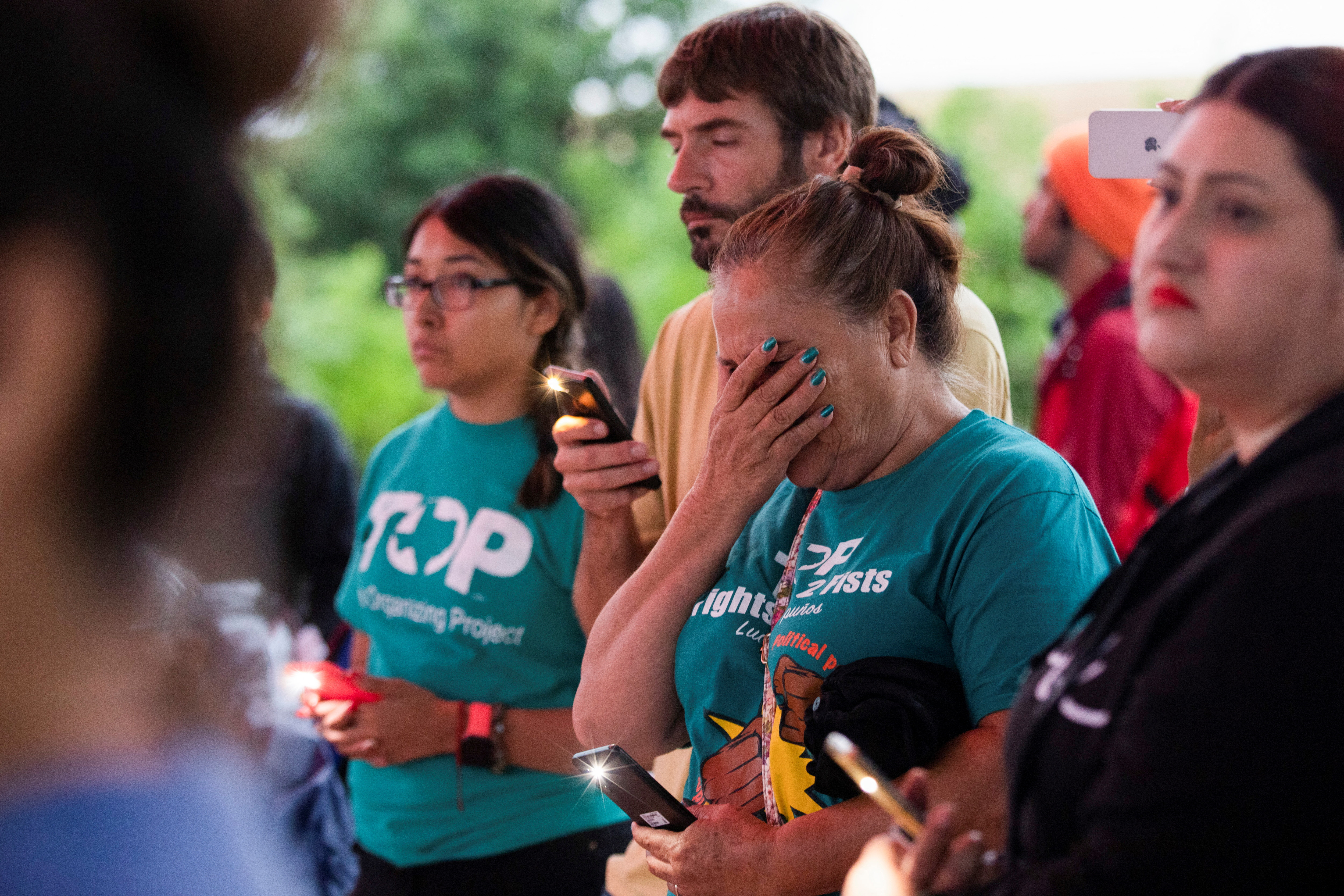 María Victoria de la Cruz reacciona durante una vigilia por los migrantes que fueron encontrados muertos dentro de un camión tráiler en San Antonio, Texas, Estados Unidos, 28 de junio de 2022. REUTERS/Kaylee Greenlee Beal
