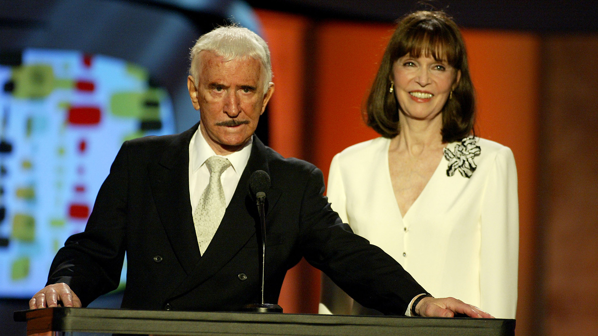 Una de las últimas apariciones de Don Adams y Barbara feldon juntos. fue durante la entrega de unos premios televisivos en 2003 (Photo by Kevin Winter/Getty Images)