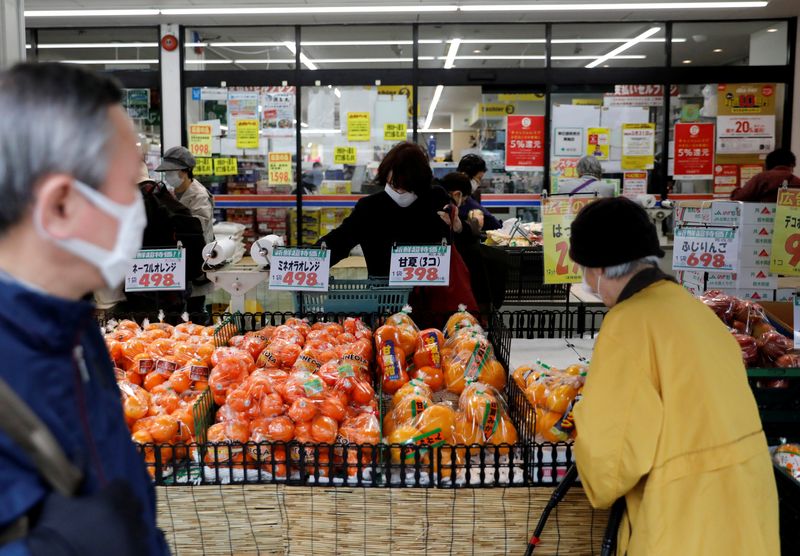 Compradores con mascarillas, tras un brote de COVID-19, en un supermercado en Tokio (REUTERS/Issei Kato)