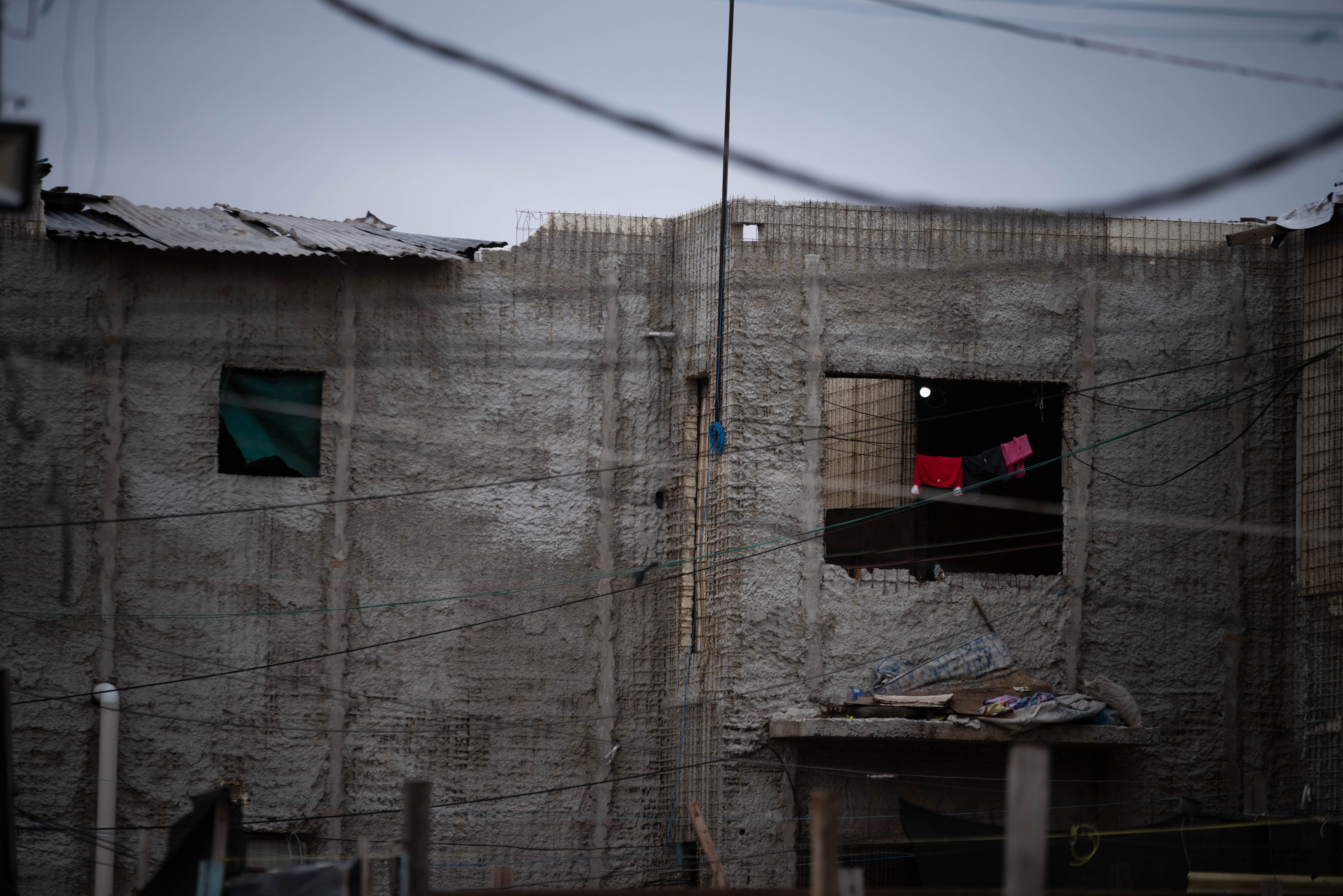 A pesar de que en la zona de Avellaneda se construyeron viviendas durante los últimos 15 años, en Quilmes los proyectos quedaron a medio terminar y las casas fueron ocupadas, aunque algunas no tienen ni techo
