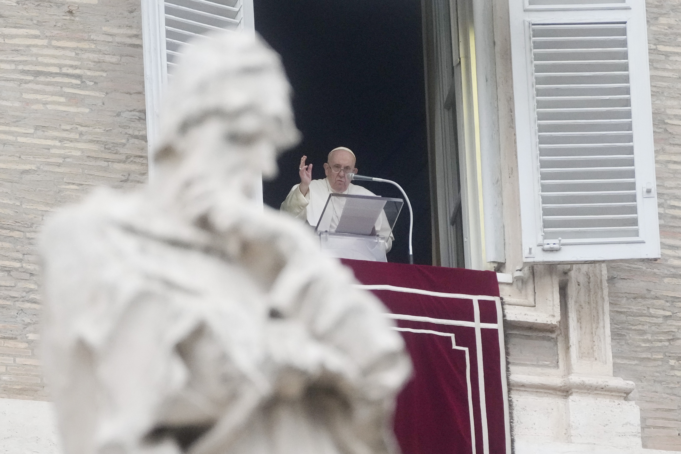 El papa Francisco pronuncia la oración del Angelus en la Plaza de San Pedro, en El Vaticano, el domingo 15 de enero de 2023. (AP Foto/Gregorio Borgia)