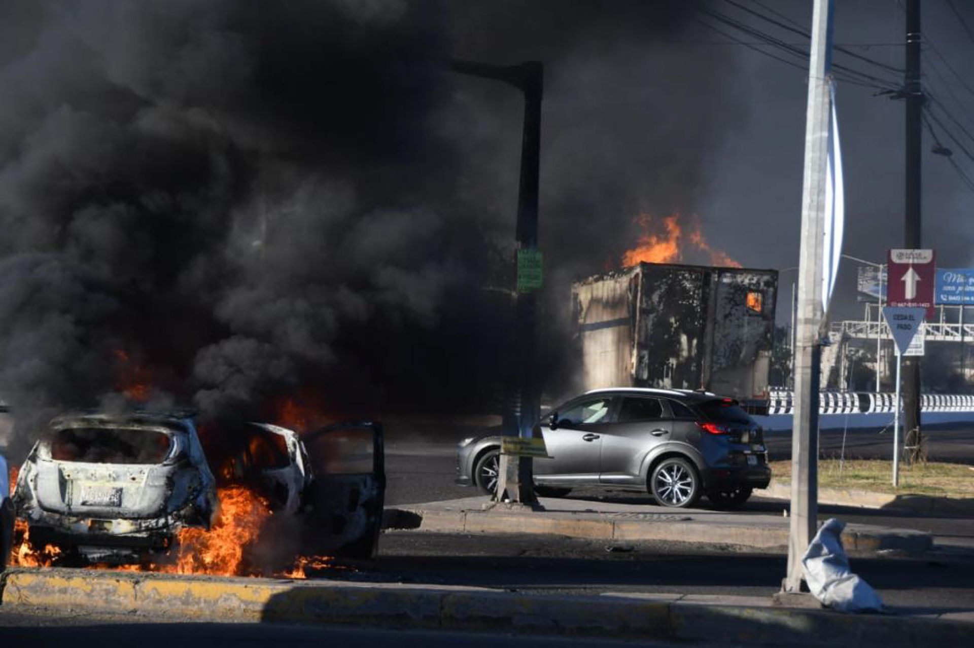 El crimen organizado respondió a la captura de Ovidio Guzmán con bloqueos y quema de automóviles (LEO ESPINOZA Y ALEJANDRO ESCOBAR/CUARTOSCURO.COM)
