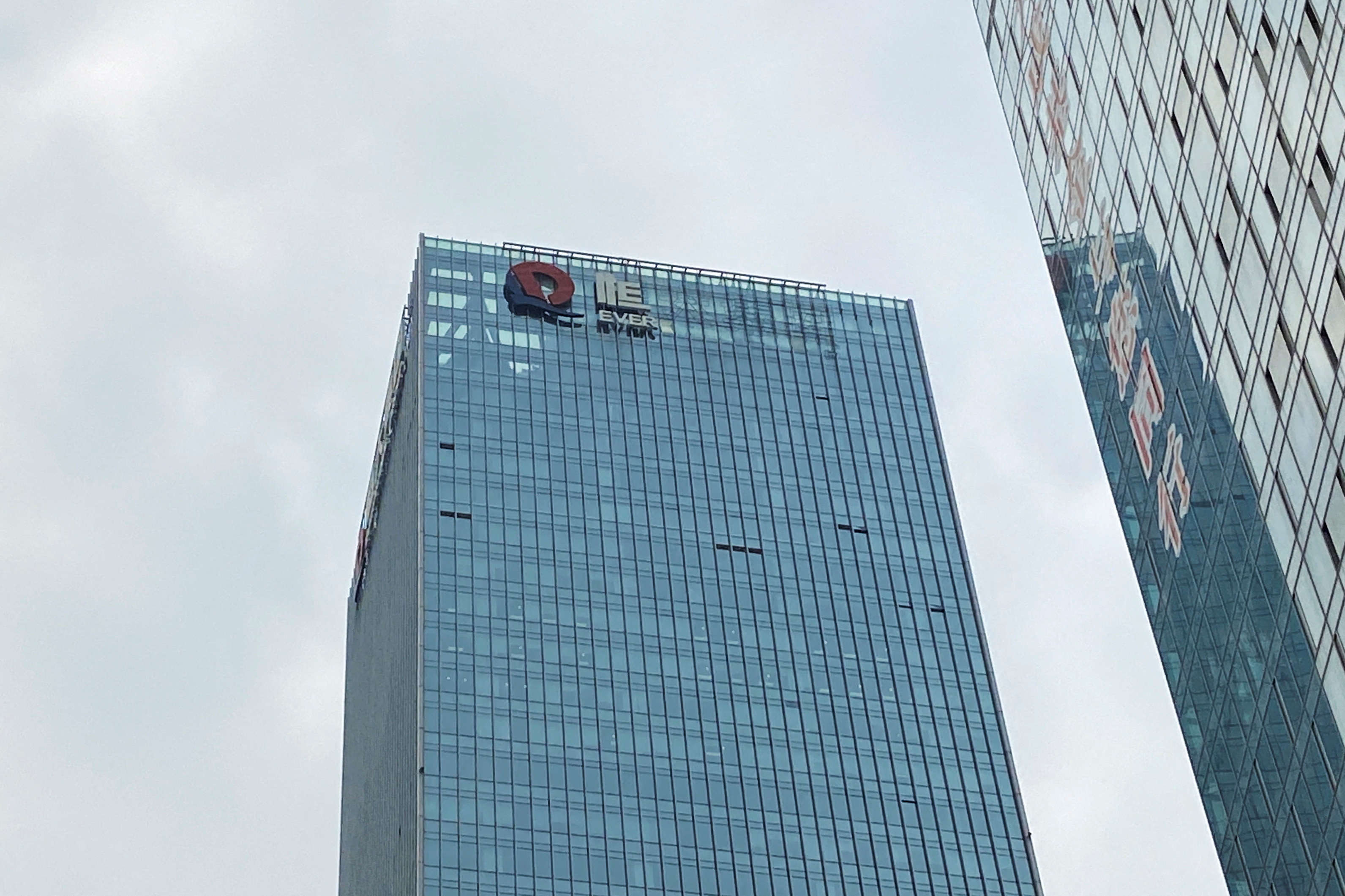 FOTO DE ARCHIVO: Un logotipo de la empresa China Evergrande Group parcialmente retirado se ve en la fachada de su sede en Shenzhen, provincia de Guangdong, China 10 de enero de 2022. REUTERS/David Kirton