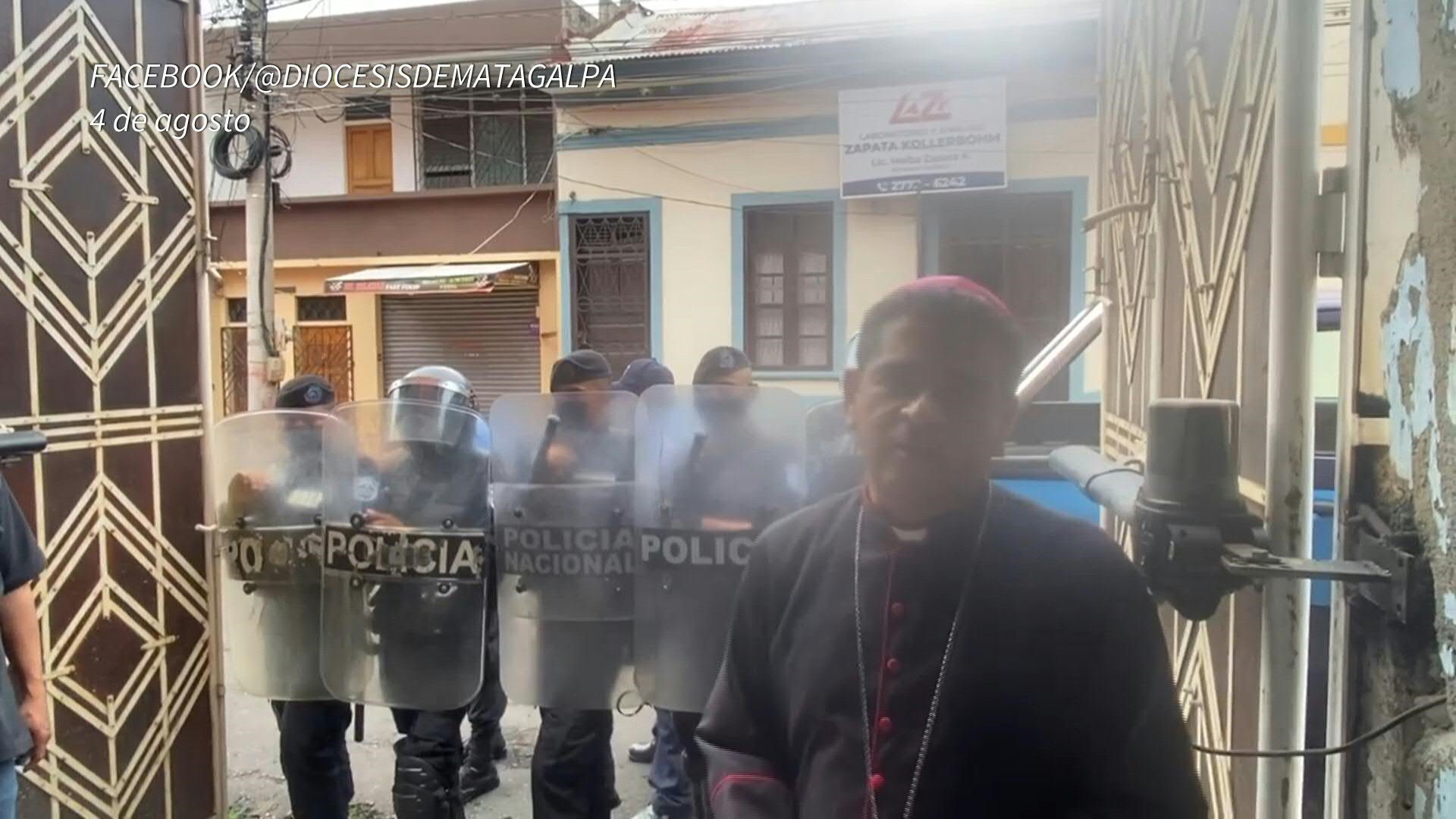 Foto de archivo: El Consejo Episcopal Latinoamericano y Caribeño denunció que la Policía de Nicaragua extrajo "con violencia" de su residencia al obispo Rolando Álvarez, en donde había permanecido retenido dos semanas, investigado por "desestabilizar" el país (AFP)