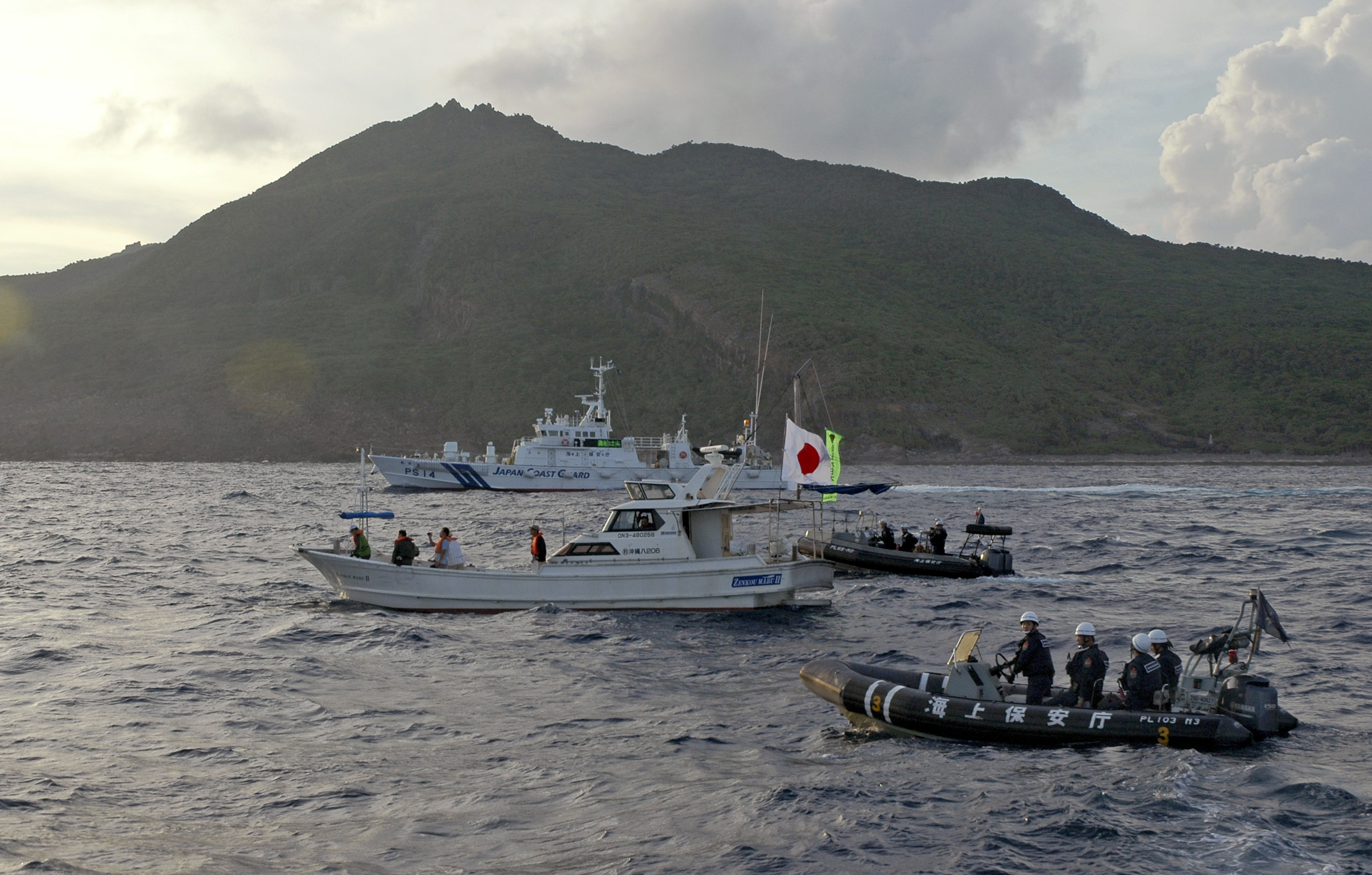 La Guardia Costera japonesa frente a las islas deshabitadas Senkaku/Diaoyu en el Mar de China Oriental, que Tokio se disputa con China. (AP Photo/Emily Wang, archivo)