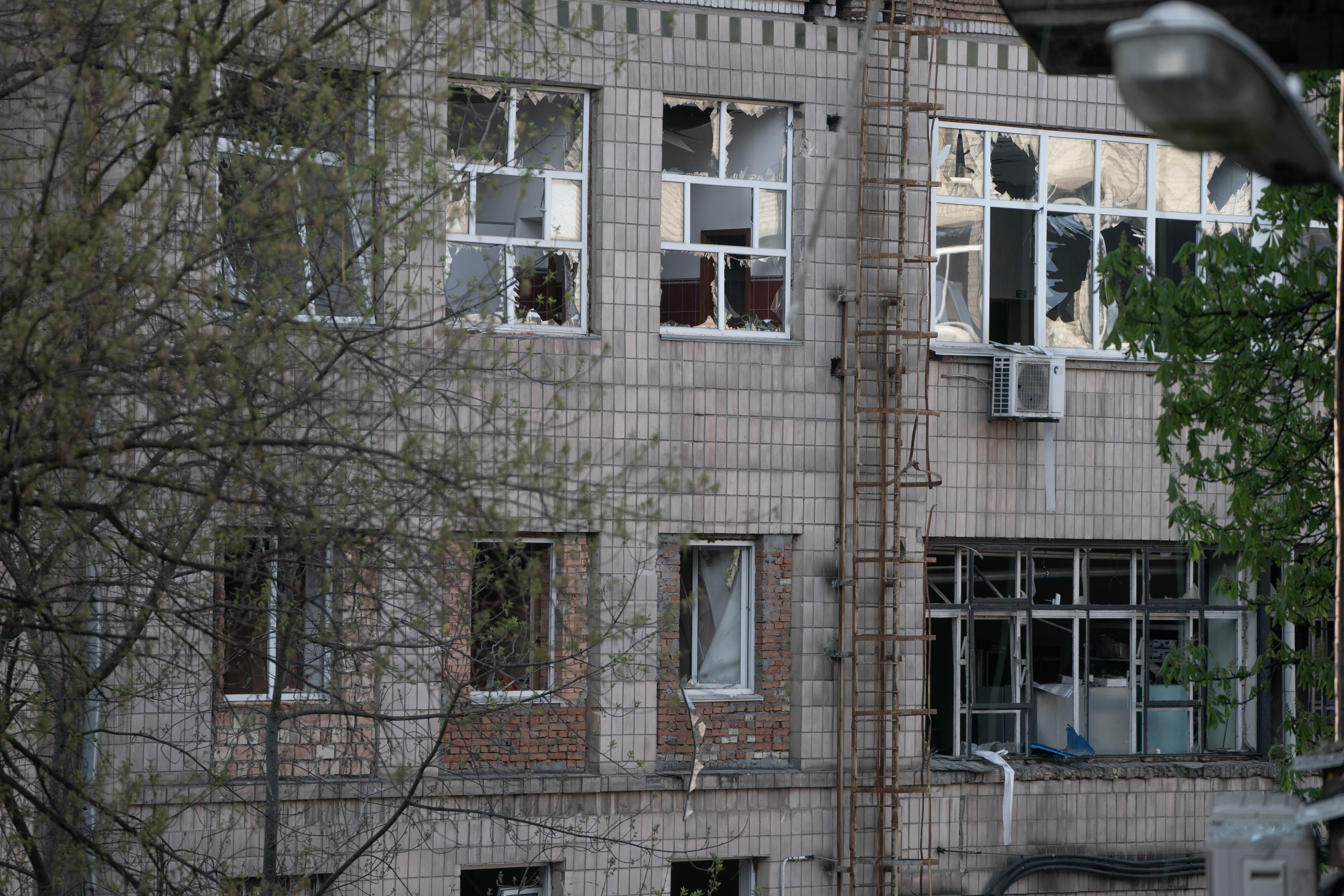 Tambie informaron explosiones otros puntos del territorio ucraniano. Polinne, en el oeste del país, Chernihiv, cerca de la frontera con Bielorrusia, y en Fastiv, un gran centro ferroviario al suroeste de la capital.