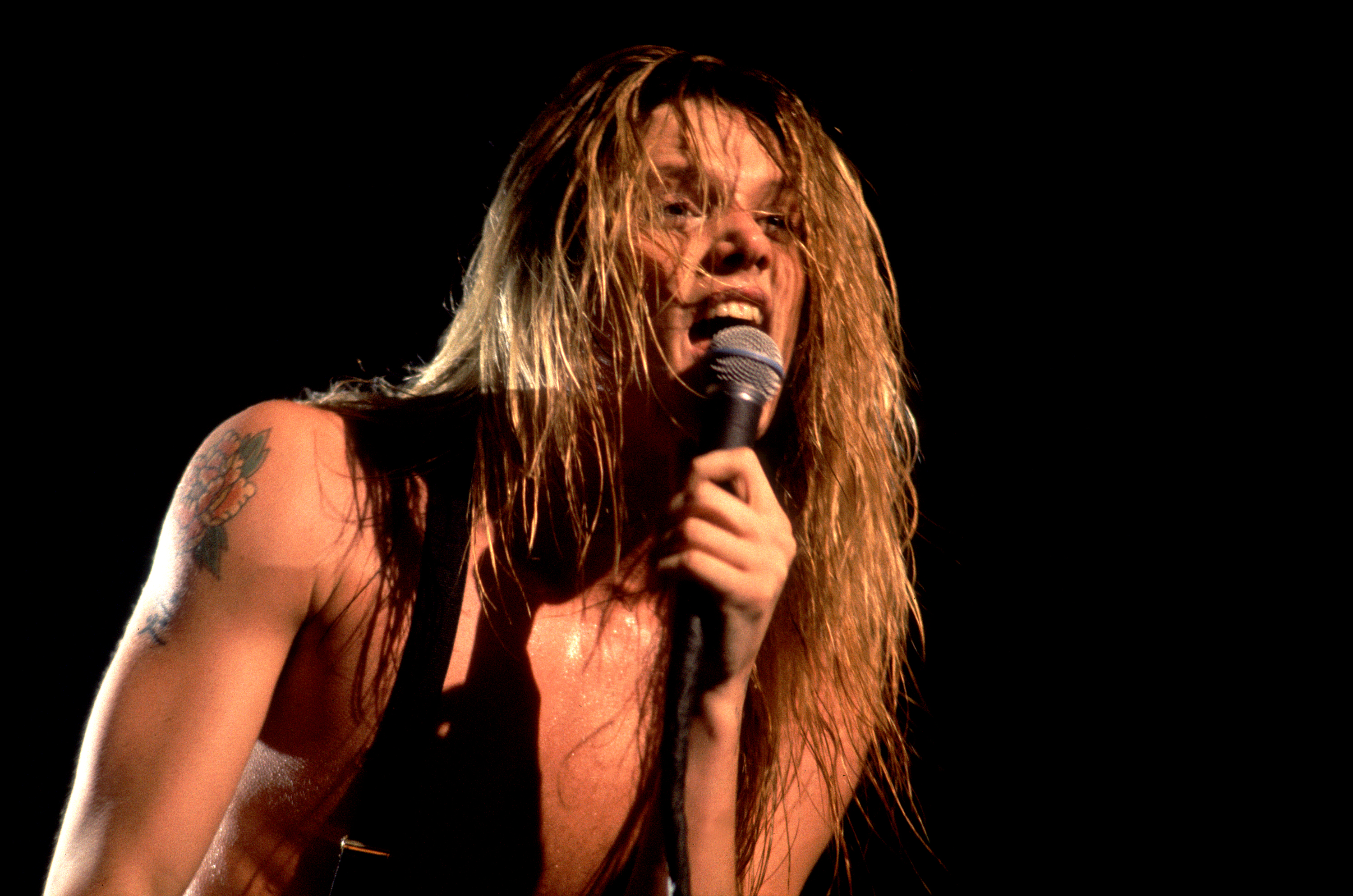 Sebastian Bach, del grupo Skid Row, fue el hombre que interpuso entre Christina Applegate y Brad Pitt (Photo by Paul Natkin/Getty Images)