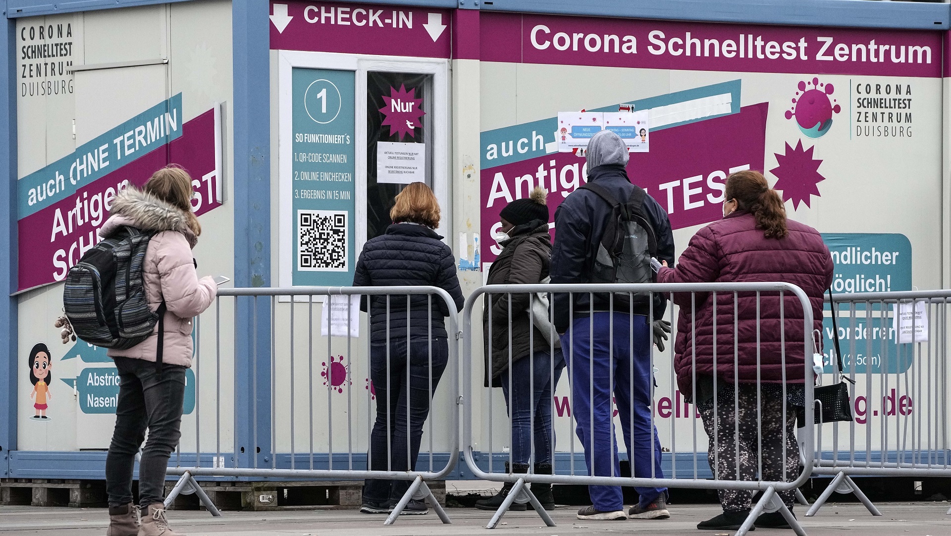 Personas esperan para someterse a las pruebas rápidas del antígeno del coronavirus en Duisburgo, Alemania, el martes 25 de enero de 2022. (AP Photo/Martin Meissner)