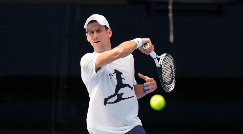 El tenista serbio Novak Djokovic realizó algunas prácticas tras ser liberado del hotel de migrantes (Foto: Reuters)