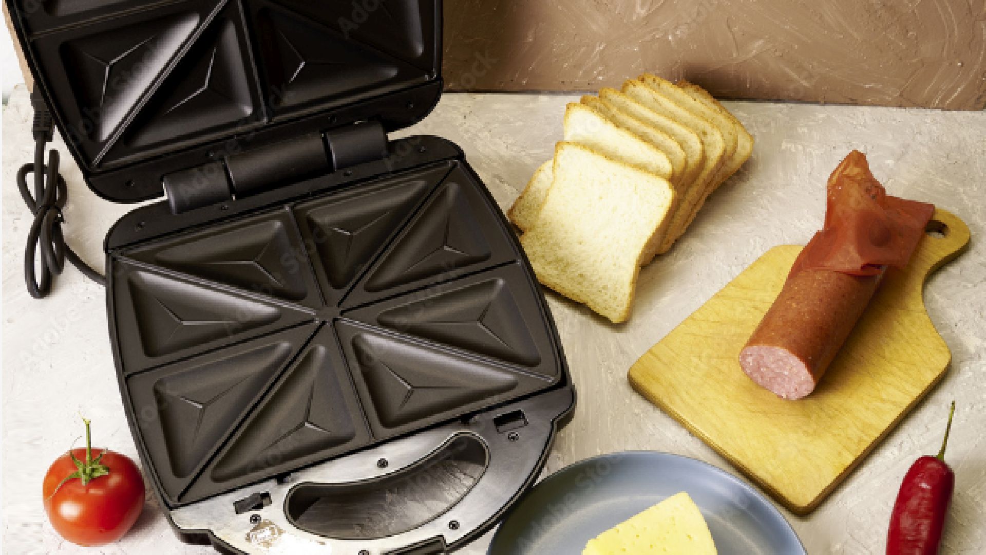 If you follow these steps from time to time, your sandwich maker will last longer (Freepik)