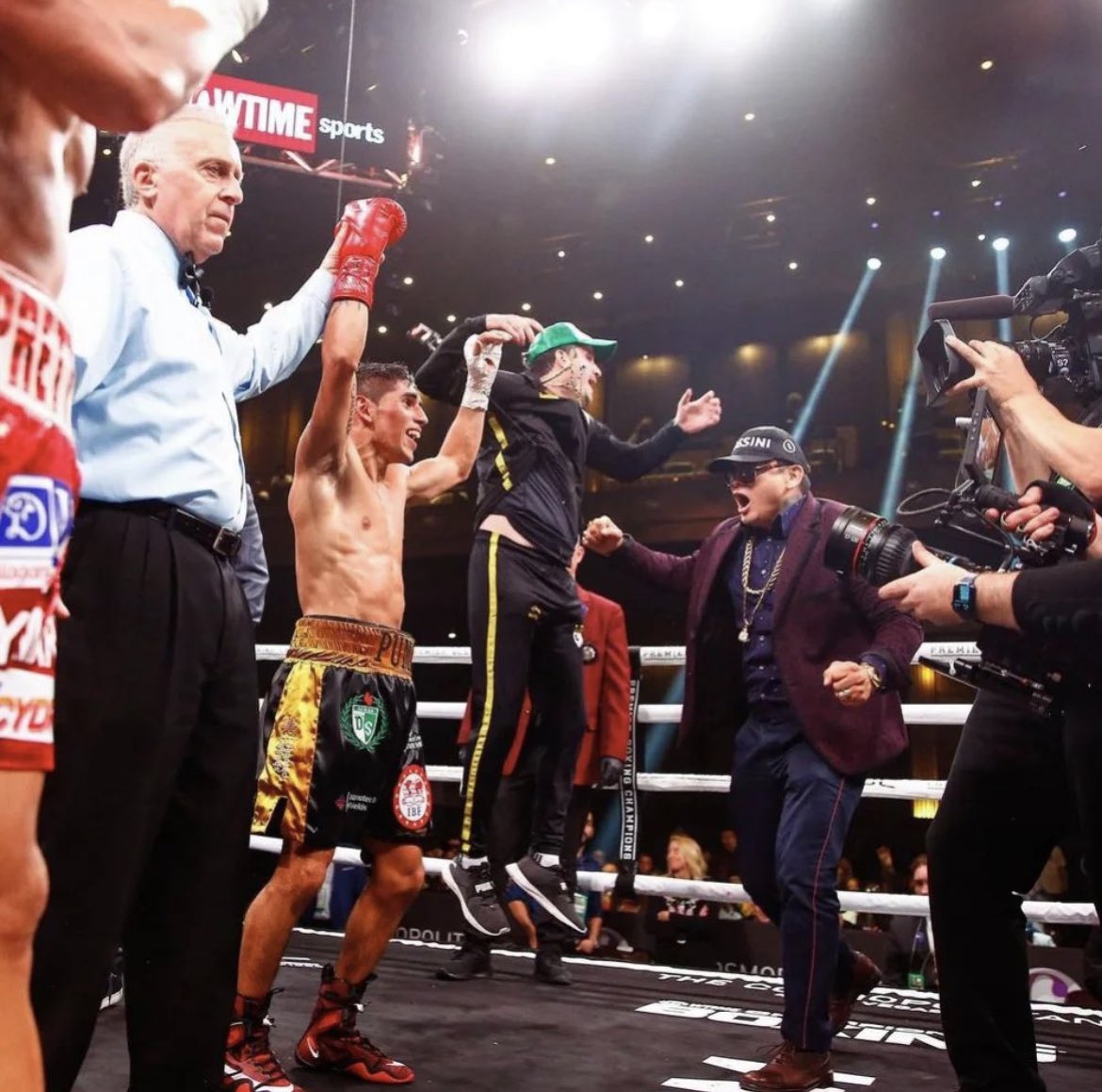 El día que Fernando “Puma” Martinez se consagró campeón mundial FIB de las 115 libras tras vencer a Jerwin Ancajas. Su director técnico, Rodrigo Calabrese, y su promotor, Marcos Maidana, celebran junto a él (Foto: @chinomaidanapro)