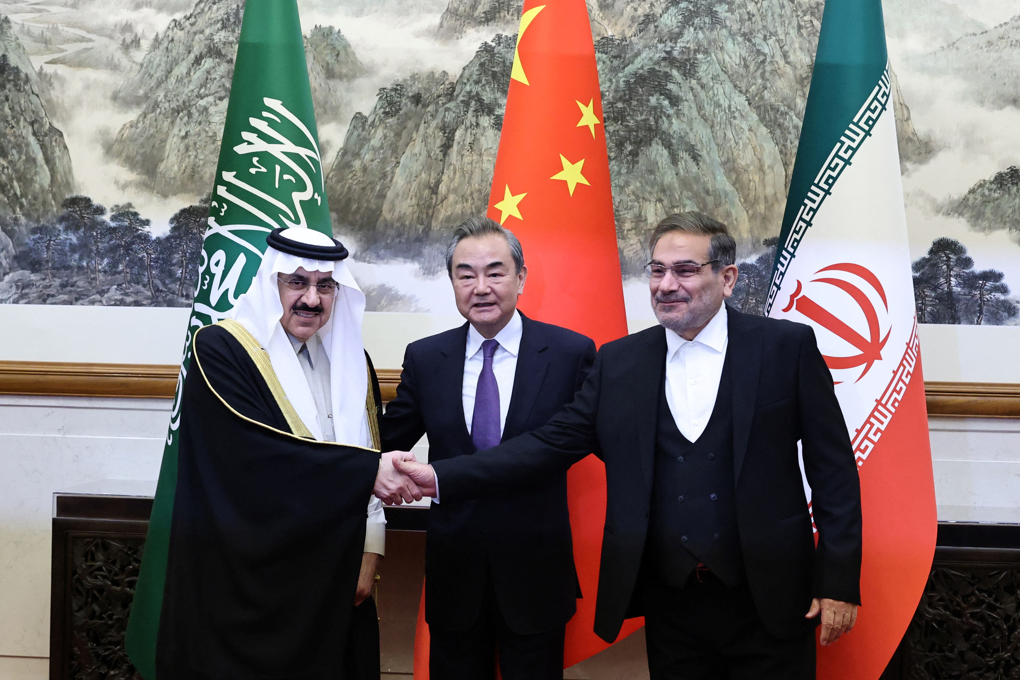 El máximo diplomático chino, Wang Yi, el secretario del Consejo Supremo de Seguridad Nacional de Irán, Ali Shamkhani, y el asesor de seguridad nacional de Arabia Saudí, Musaad bin Mohammed Al Aiban (Reuters)