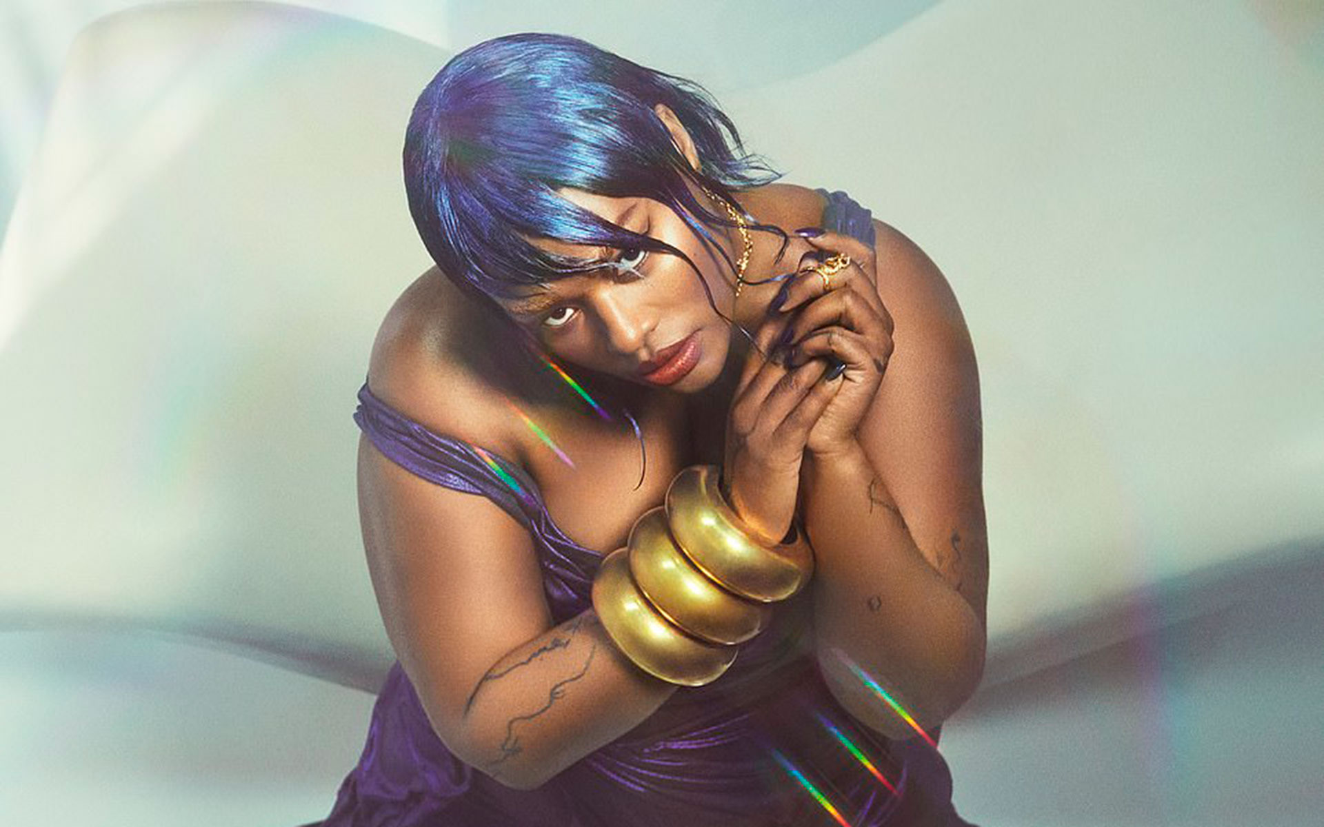 Precious Lee también se unió a la alineación con un impresionante vestido lila brillante, combinado con trenzas azules de aspecto húmedo a juego mientras interpretaba a "la narradora" en el mundo onírico (Calendario Pirelli)
