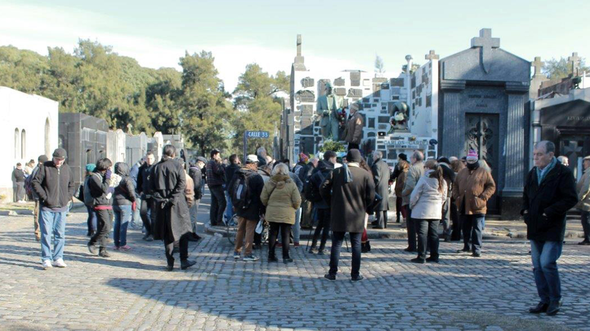 Cada año, y en dos ocasiones (el 24 de junio y el 11 de diciembre), los gardelianos concentran en el Mauseoleo Carlos Gardel para rendir homenaje al ídolo eterno