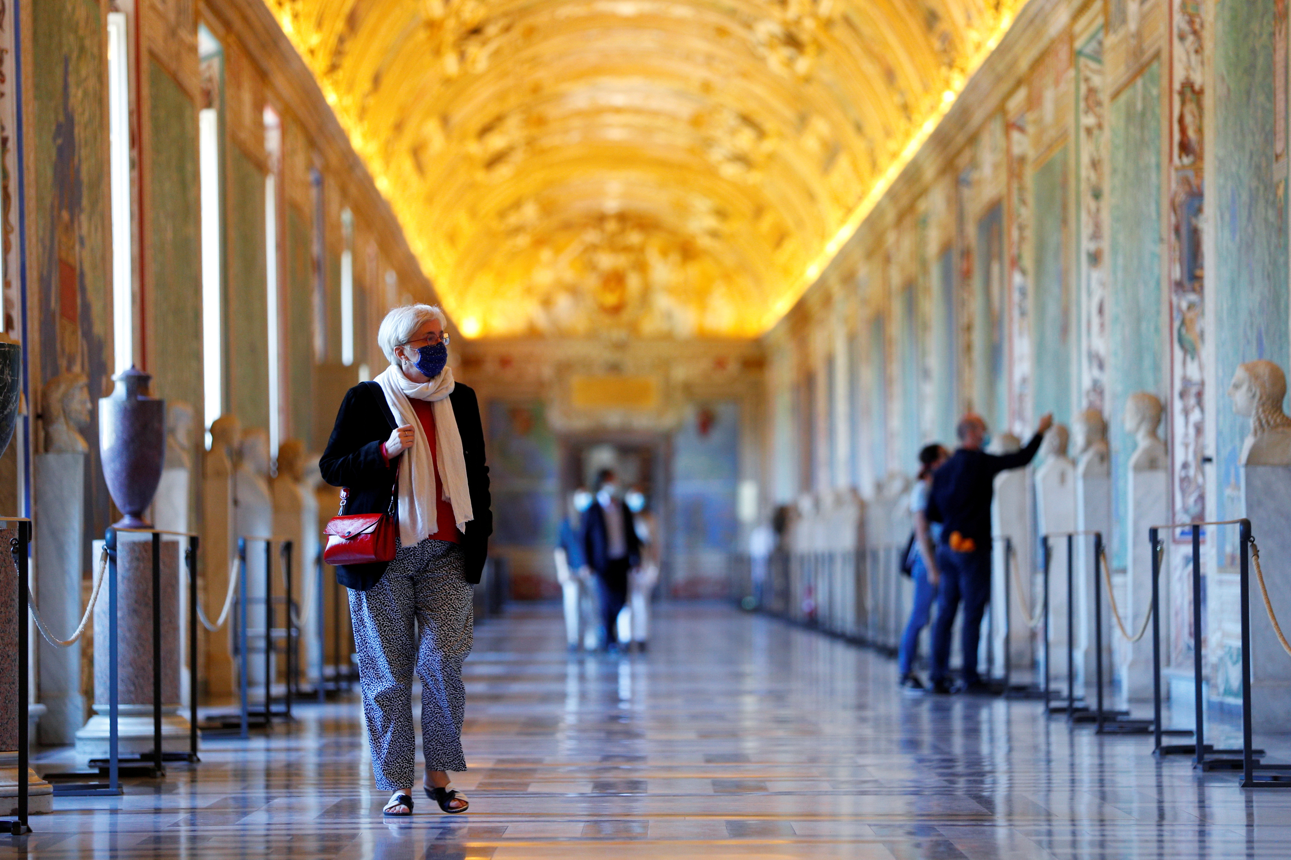 Una mujer con barbijo en los Museos Vaticanos este lunes (REUTERS/Guglielmo Mangiapane)