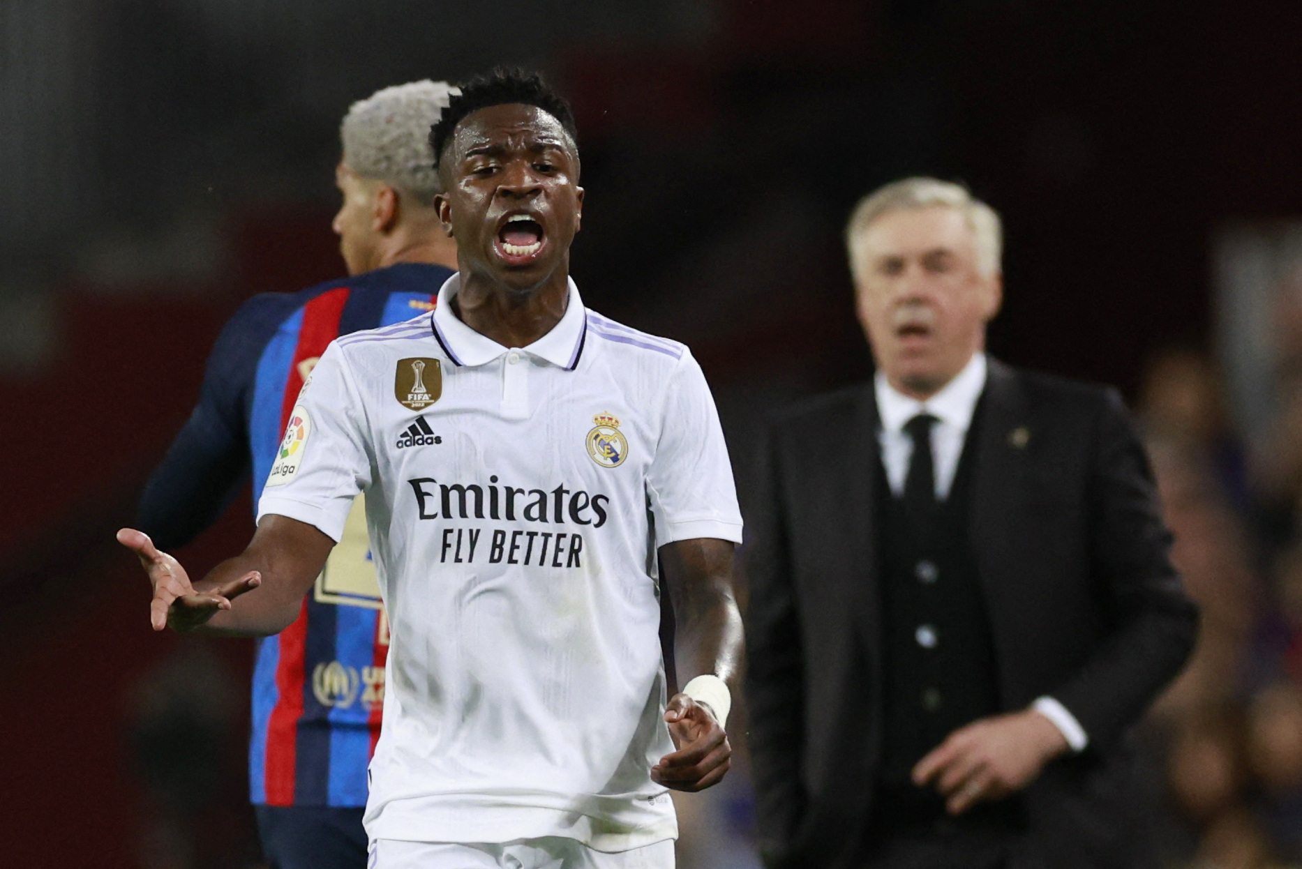 Vinicius Junior se lamenta la ocasión perdida. Foto: REUTERS/Juan Medina