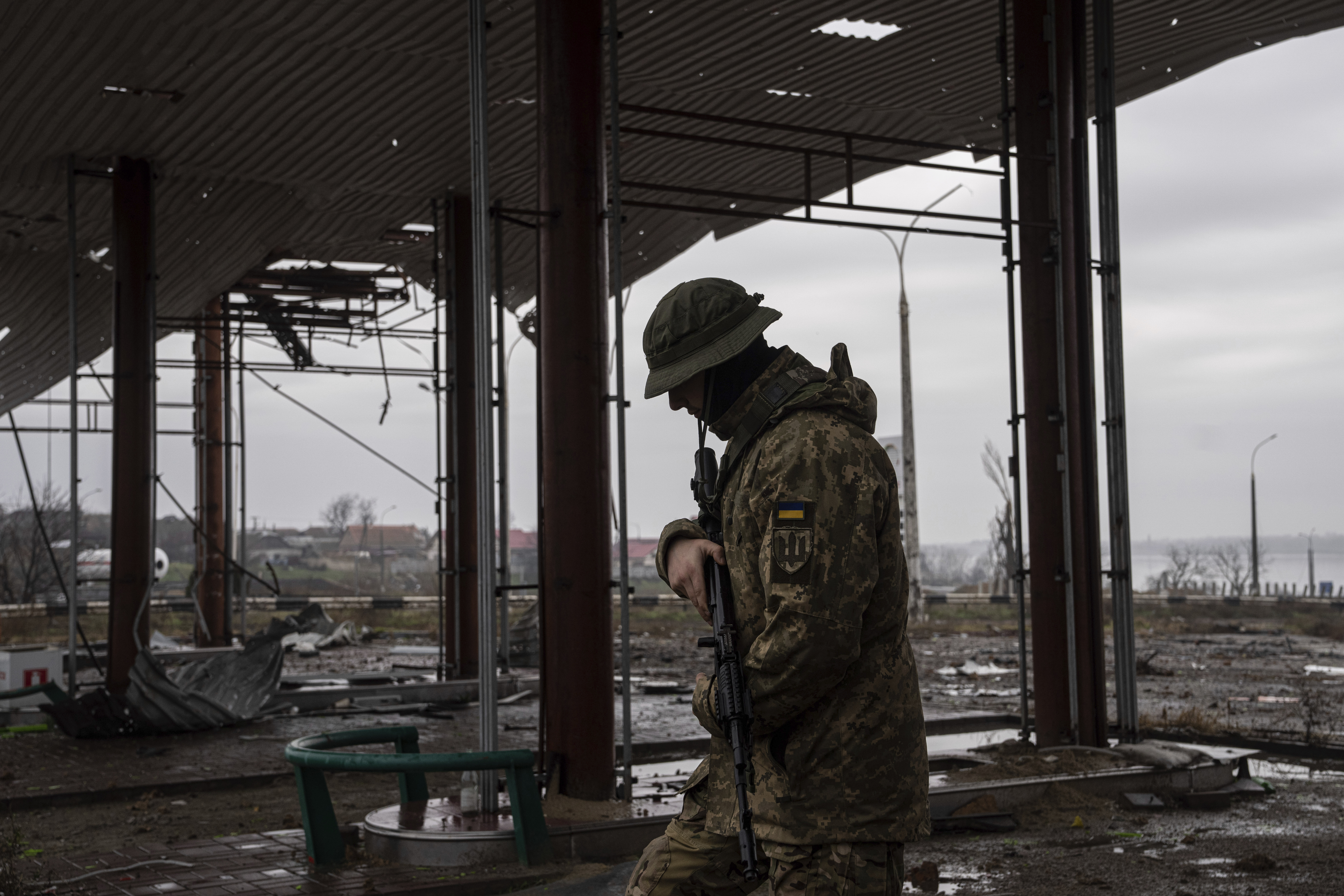 Un soldado ucraniano vigila una zona cercana al puente Antonovsky, que fue destruido por las fuerzas rusas tras retirarse de Kherson (AP Foto/Evgeniy Maloletka)