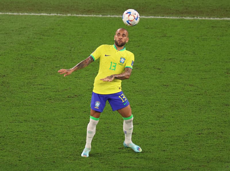 Una postal de Alves en el último Mundial de Qatar (REUTERS/Pedro Nunes/Archivo)