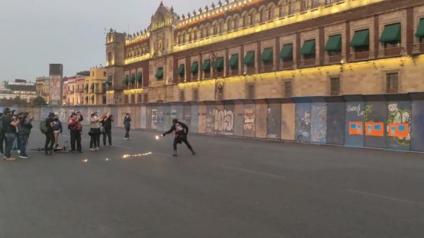 Marcha por el Metro concluyó y personas encapuchadas lanzaron explosivos a Palacio Nacional