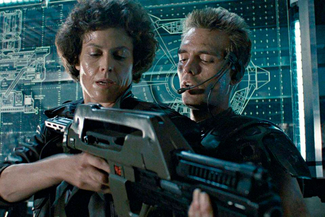 Michael Biehn junto a Sigourney Weaver en una escena de Aliens, el regreso
