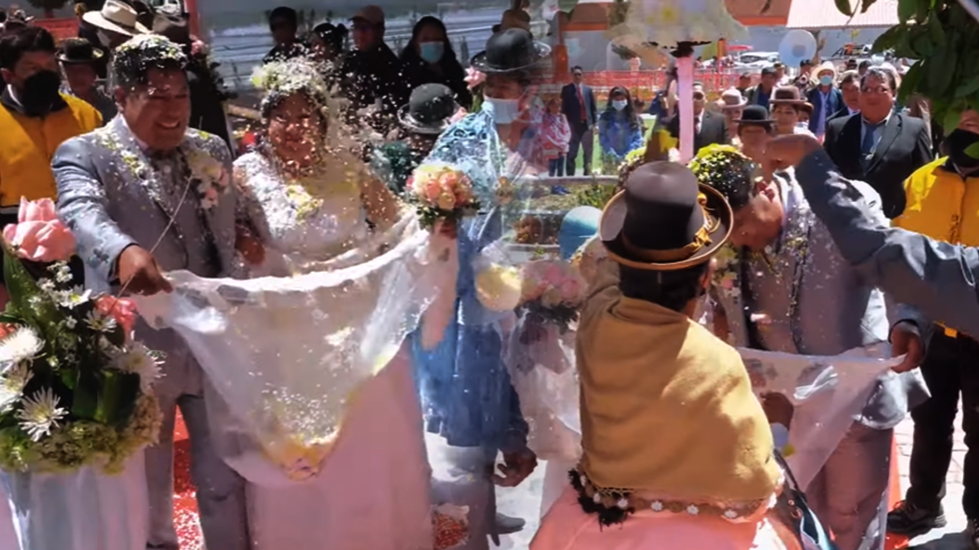 Bodas en Puno: la tradición de lanzar “buena suerte” a los novios