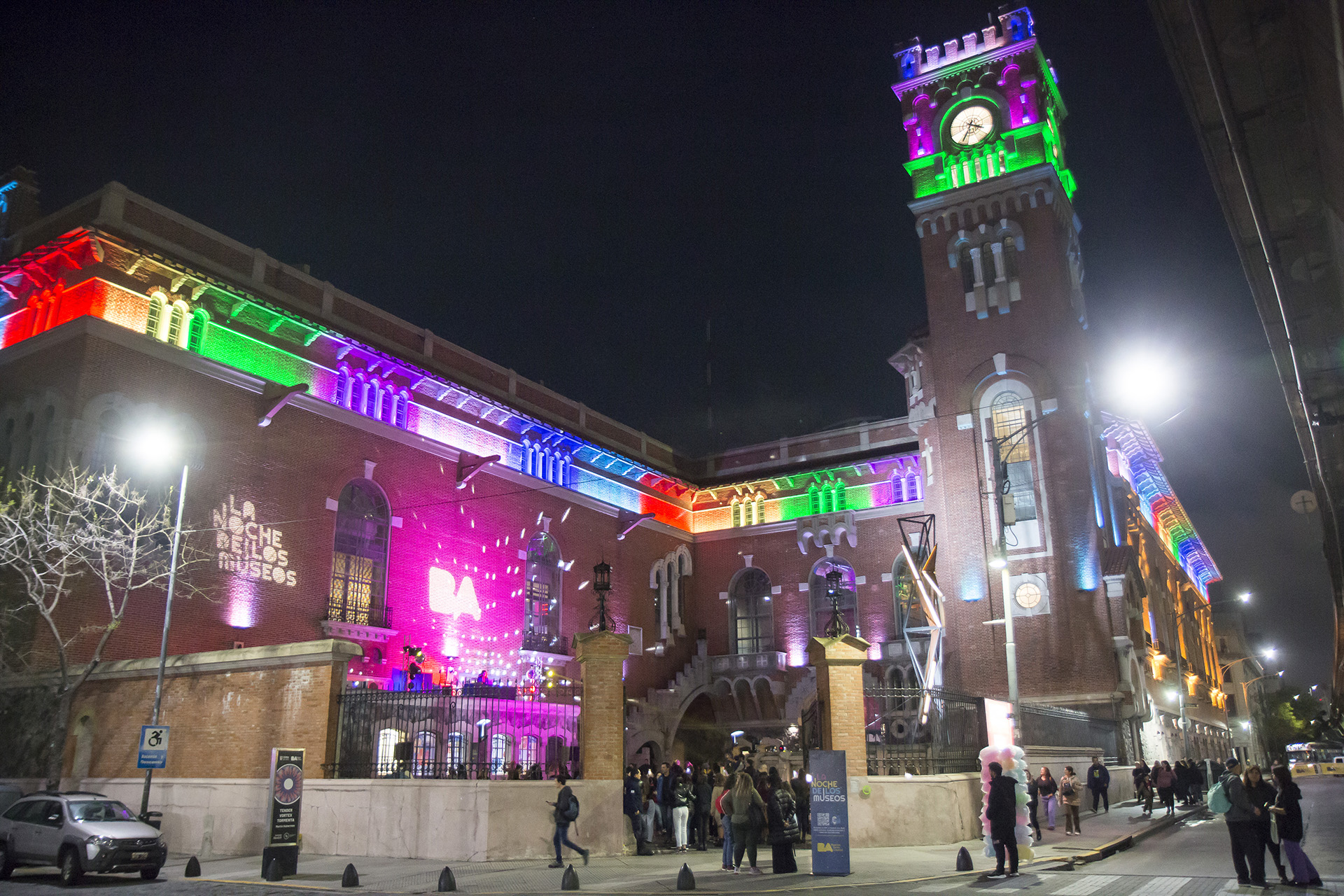 YPF oficializó un acuerdo para incorporar a un gigante árabe en el proyecto para producir GNL en la Argentina