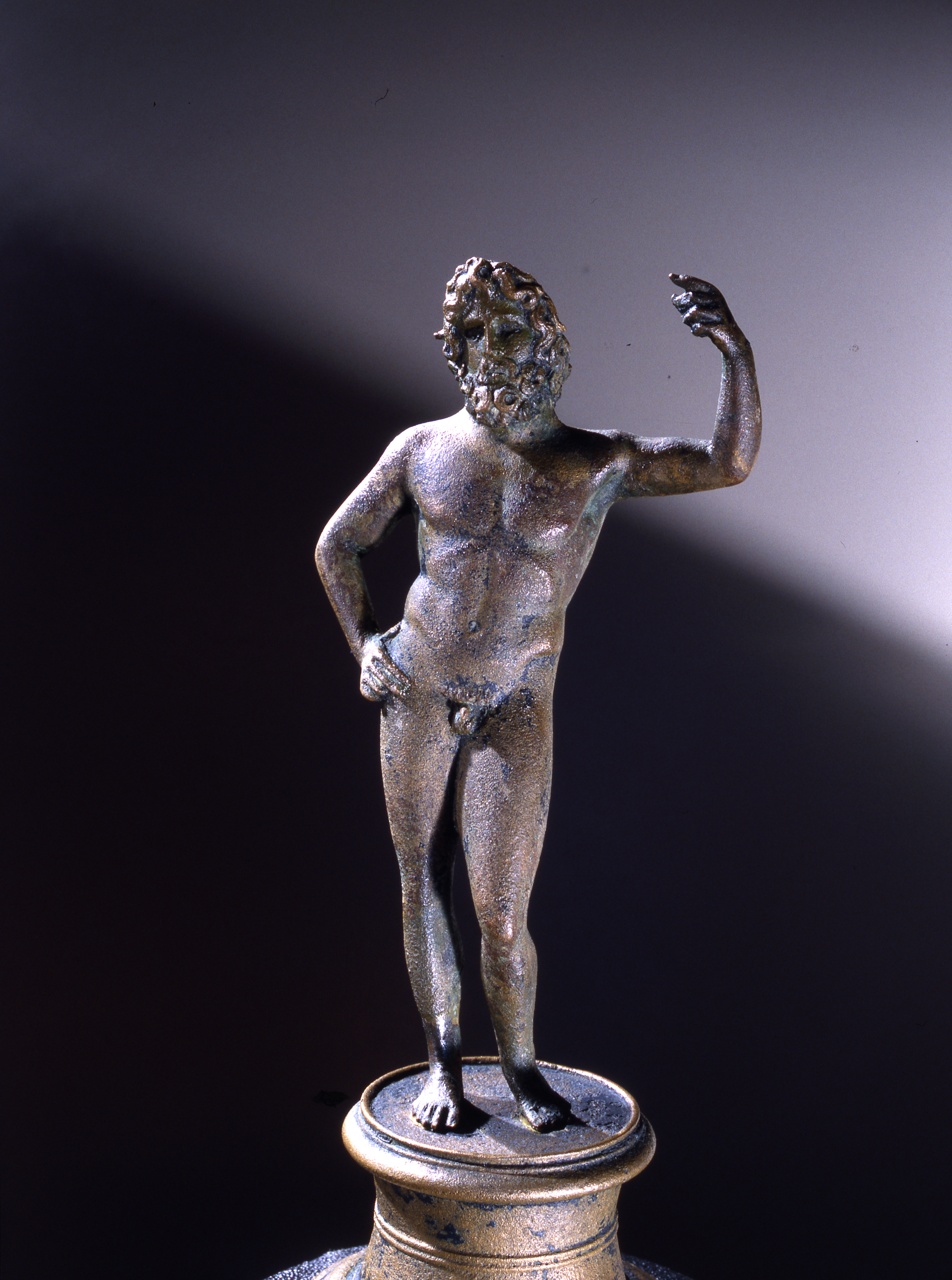 Una estatua de Neptuno, dios del mar. País de origen: Italia Cultura, Período: Romano, c. Siglo I d. C. Material y tamaño: Bronce / 17,5 cm (Photo by Werner Forman Archive/Heritage Images/Getty Images)