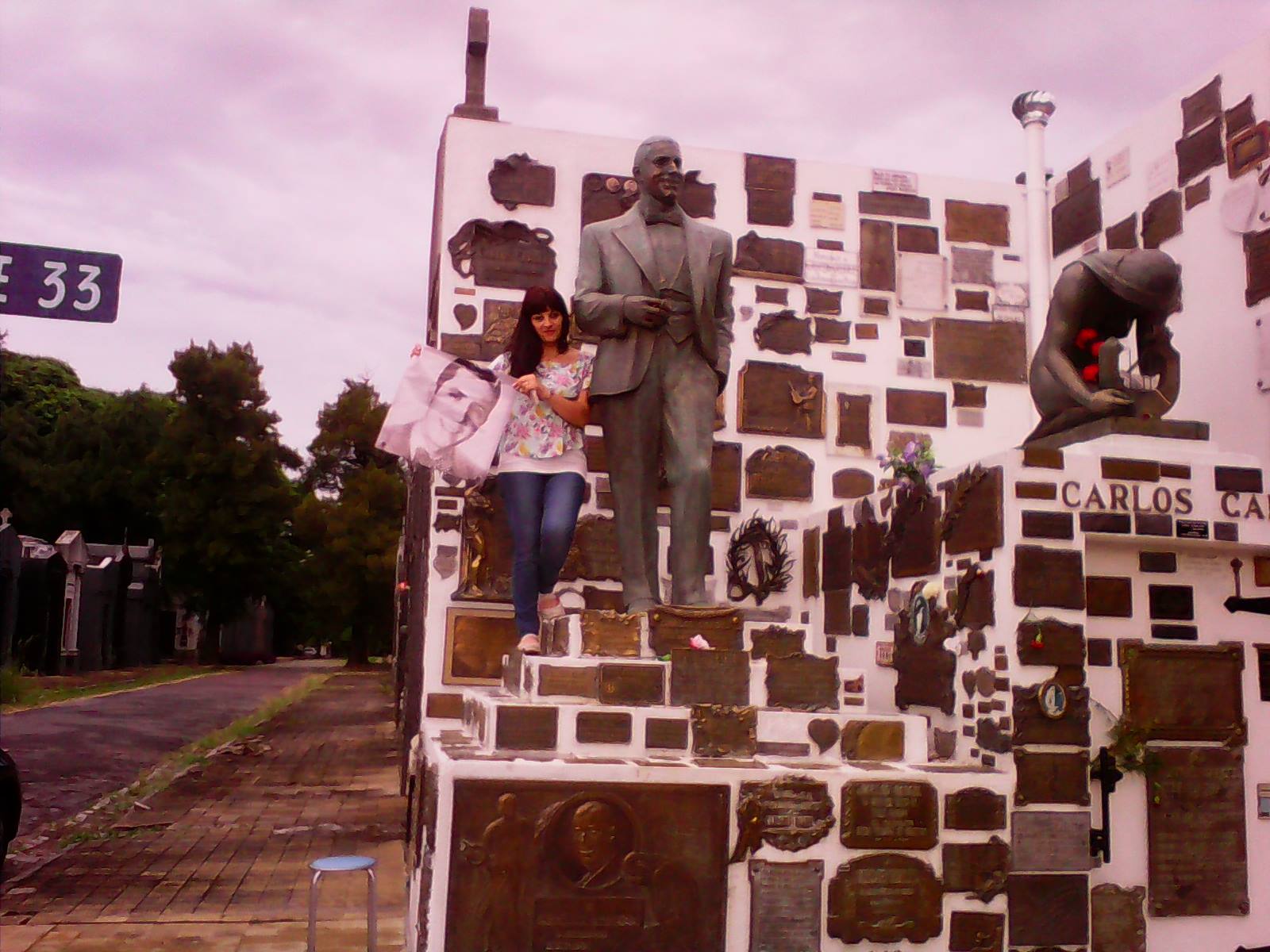 Edith Beraldi posa junto a la estatua de Gardel. Ella, al igual que lo había hecho su papá en el año 2000, fue la que se encargó de recuperar el mausoleo en la Chacarita