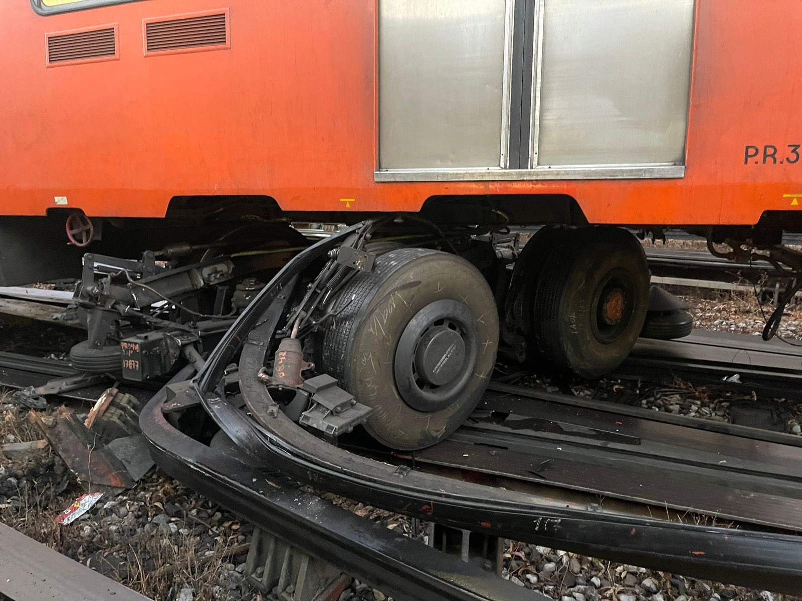 Un tren descarriló en un taller del STC Metro (Foto: Cortesía/Twitter/Línea 3)