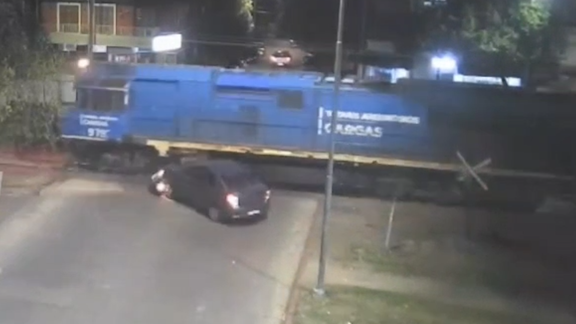 Un tren de carga arroll&oacute; un auto en C&oacute;rdoba: la maniobra que hizo el conductor para salvar su vida