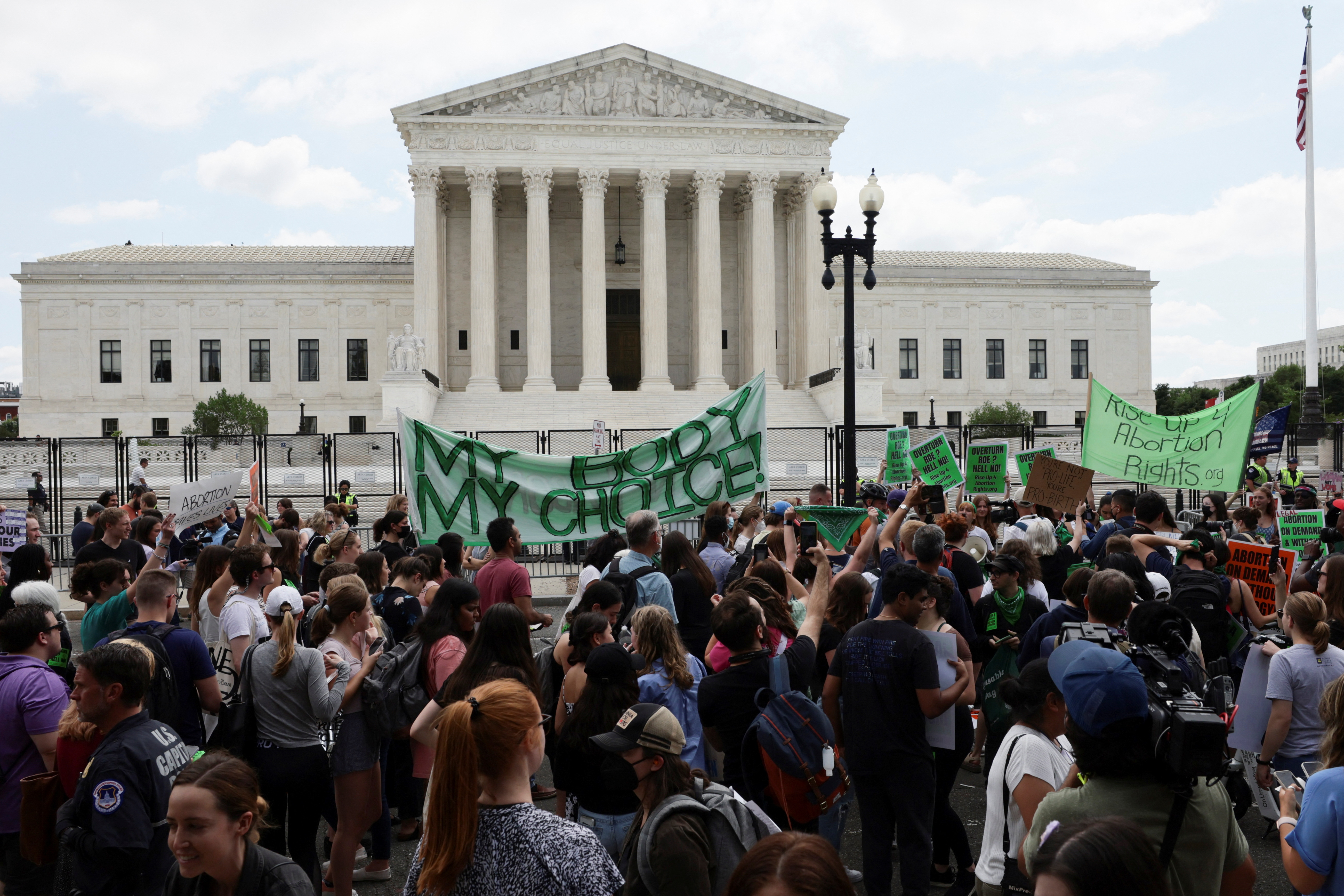 Manifestantes a favor del derecho al aborto protestan frente al Tribunal Supremo de Estados Unidos en Washington este 24 de junio de 2022 (REUTERS/Evelyn Hockstein)
