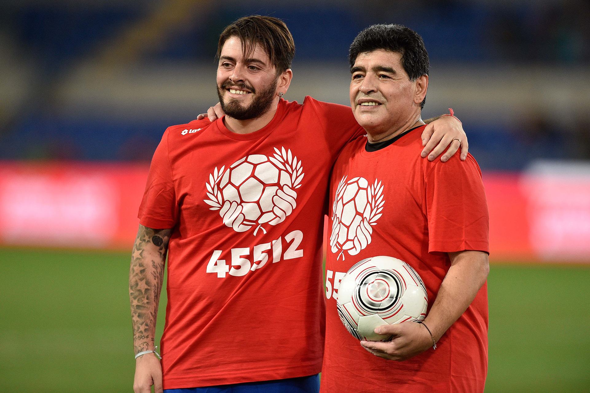 En Roma, Junior y Diego Armando Maradona durante un partido por la paz en octubre de 2016 (Claudio Pasquazi/Anadolu Agency/Getty Images)