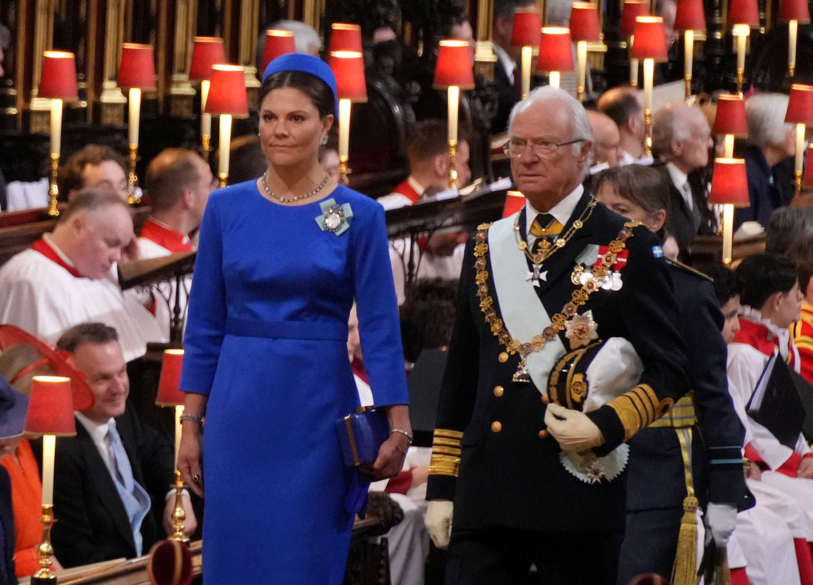 La princesa Victoria de Suecia y Carlos XVI Gustaf, rey de Suecia caminan dentro de la abadía. (Victoria Jones/Pool via REUTERS)