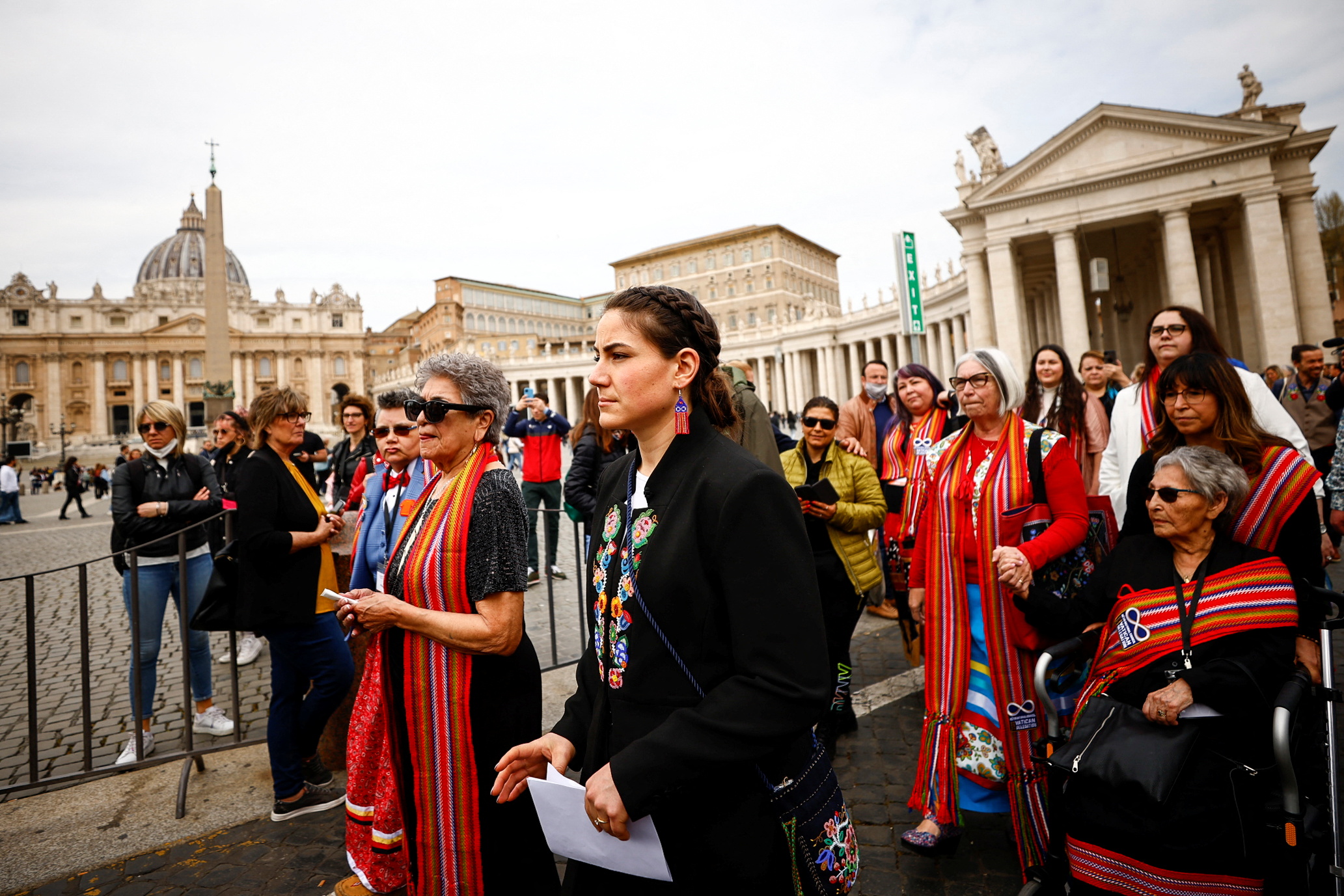 Cassidy Caron, presidente del Consejo Nacional Metis, llega al Vaticano junto con la sobreviviente Angie Crerar, de 85 años, y otros delegados indígenas (REUTERS/Guglielmo Mangiapane)