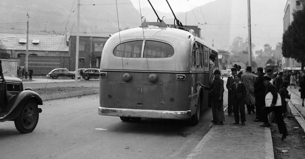 Buses Trolleys que recorren la ruta de la calle 26 a la Ciudad Universitaria (1948). Archivo de Bogotá.