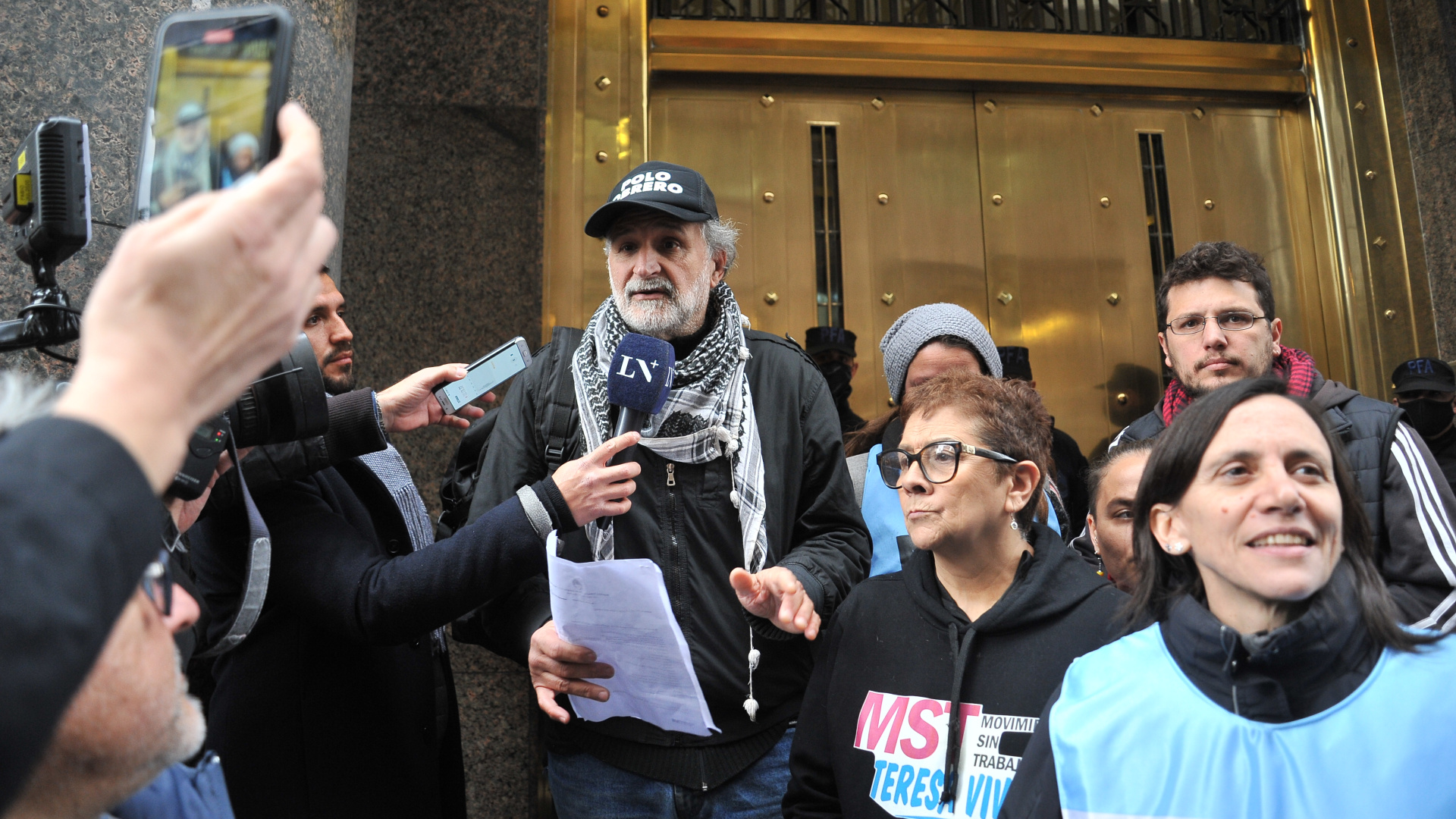 Eduardo Belliboni, Silvia Saravia y Damaris Rolón marcharon desde el Obelisco Porteño a las puertas de la ANSES (Gustavo Gavotti)