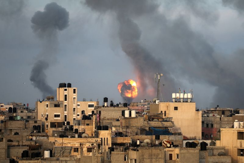 Las llamas y el humo se elevan durante los ataques aéreos israelíes en el sur de la Franja de Gaza el 11 de mayo de 2021. REUTERS/Ibraheem Abu Mustafa