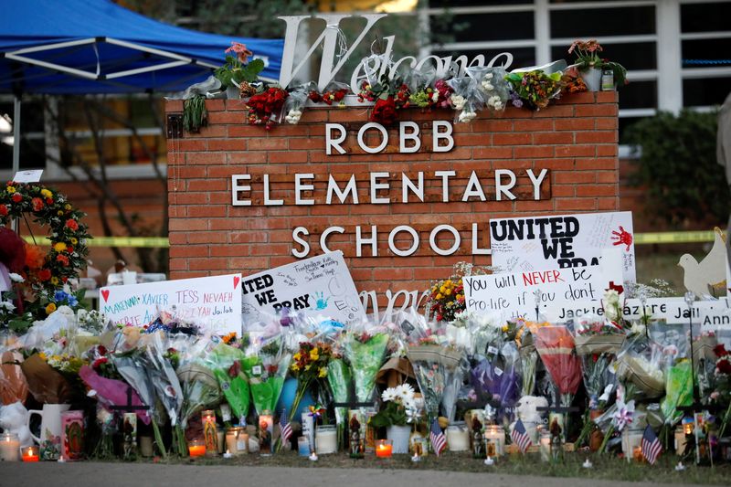 Flores, velas y cartas en un altar para las víctimas del tiroteo en la escuela Robb Elementary de Uvalde, Texas (REUTERS/Marco Bello)