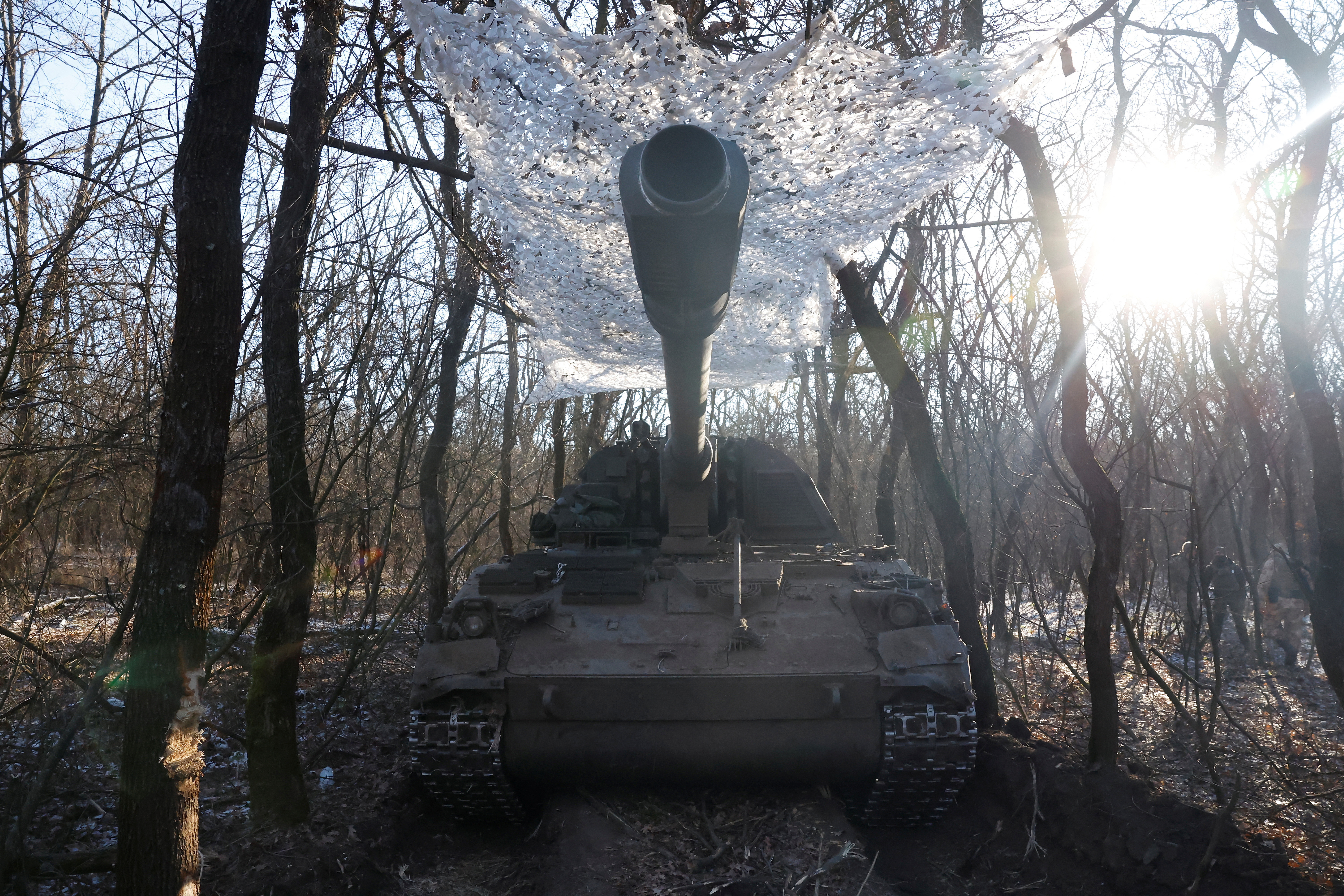 Un obús alemán Panzerhaubitze 2000 es camuflado por el ejército ucraniano   (REUTERS/Clodagh Kilcoyne)