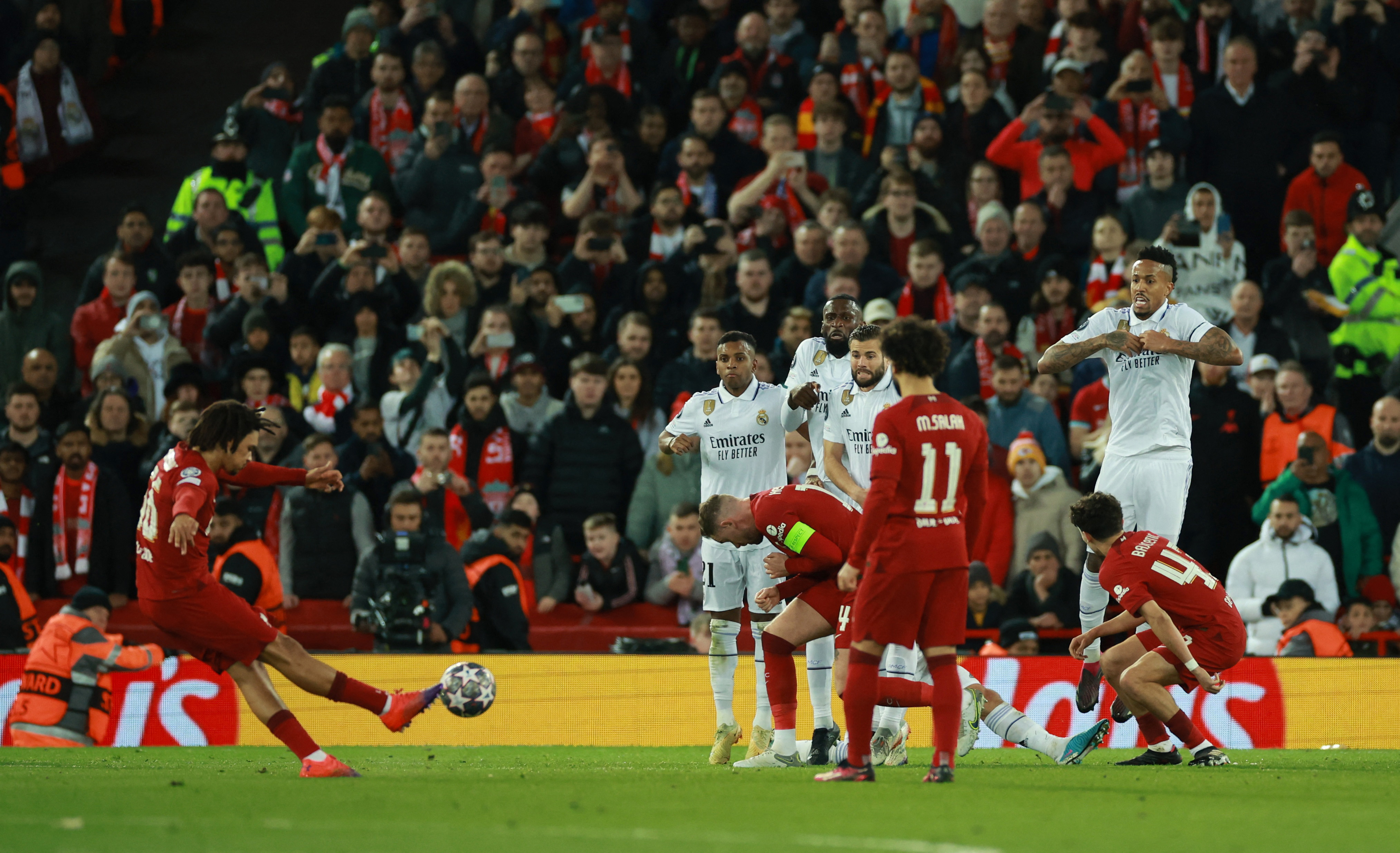 El tiro libre de Trent Alexander-Arnold. Foto: REUTERS/Phil Noble