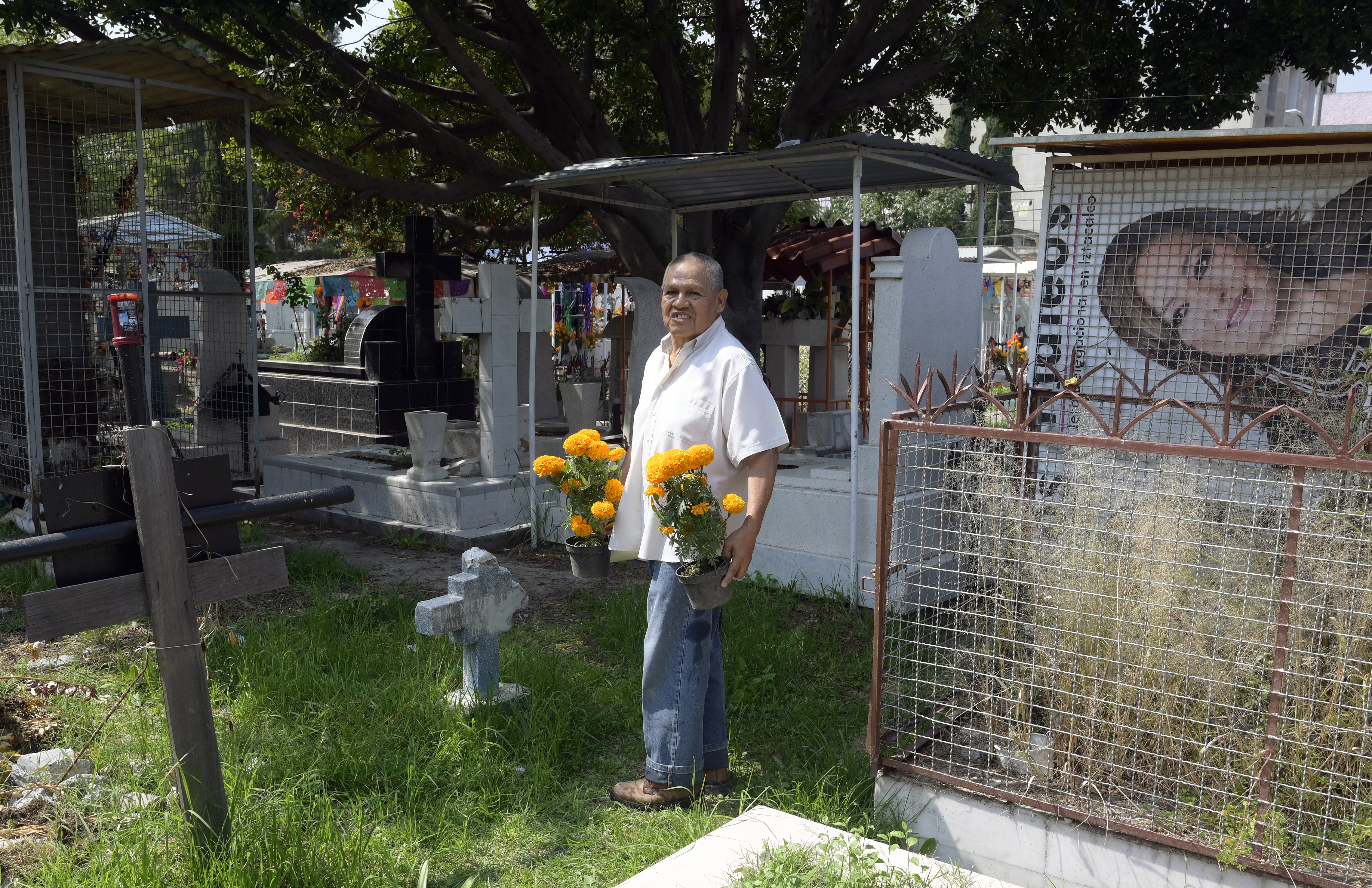 Un hombre visita la tumba de un familiar antes del Día de Muertos en el Panteón San José, en la Ciudad de México el 28 de octubre de 2020.