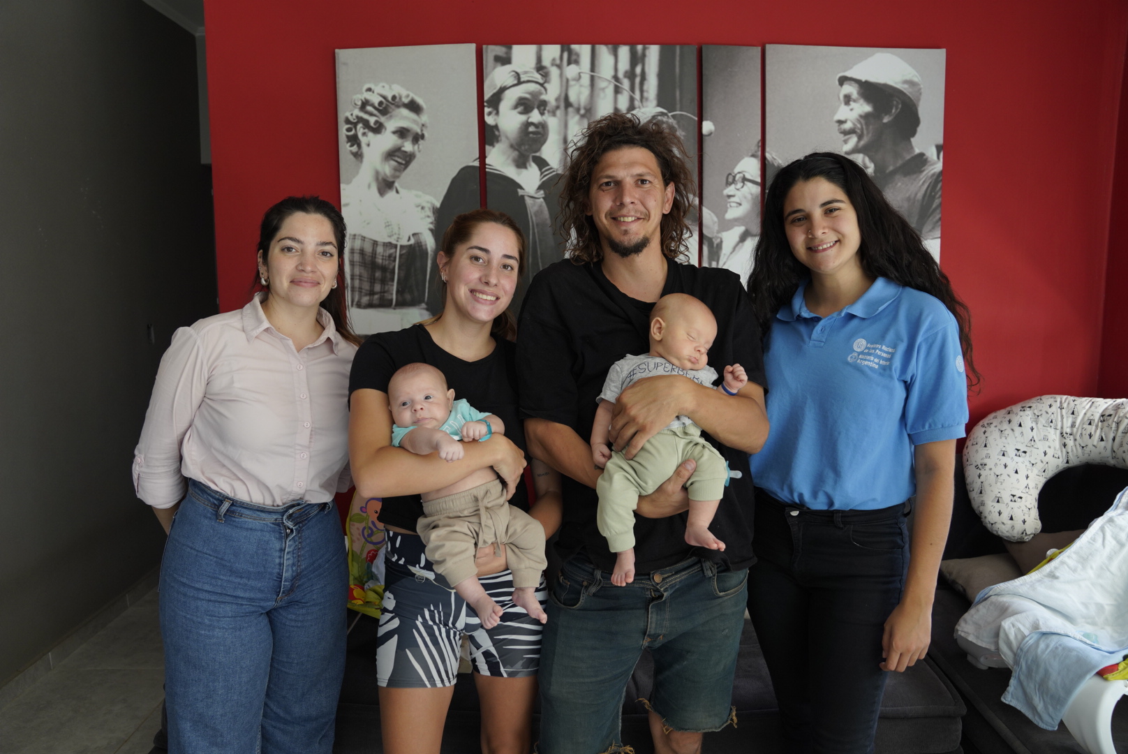 Sofía y Leonardo junto a sus hijos, y el equipo de Renaper que los visitó en su domicilio para resolver el misterio (Foto: Gentileza Santiago Rodríguez)