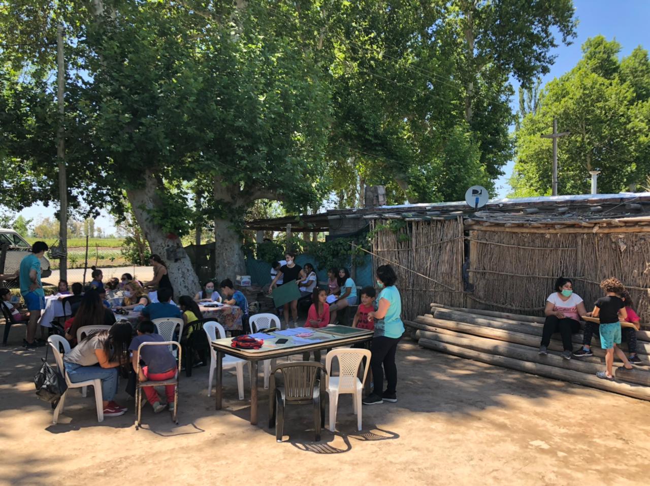 Azucena, una vecina del barrio Alfonso XIII presta parte de su terreno para las clases, pero ya es necesario construir un aula para que los chicos no sufran las inclemencias de las temperaturas (@brigadaseducativas.sj)