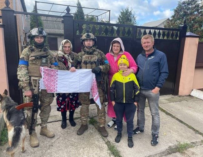 Soldados en Borovaya, otra localidad recuperada en las últimas horas
