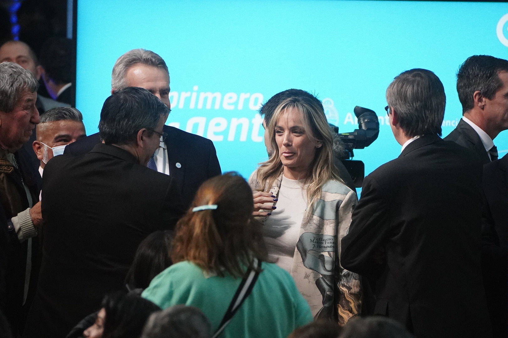 La esposa del flamante ministro saludando a los invitados 