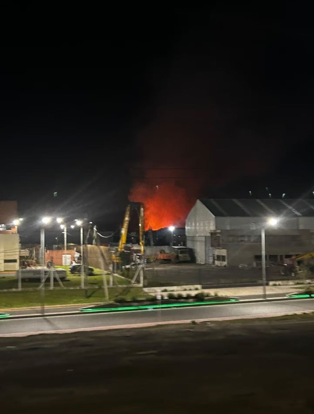 Incendio de gran magnitud en Sarand&iacute;: desplegaron un amplio operativo de bomberos para controlar el fuego
